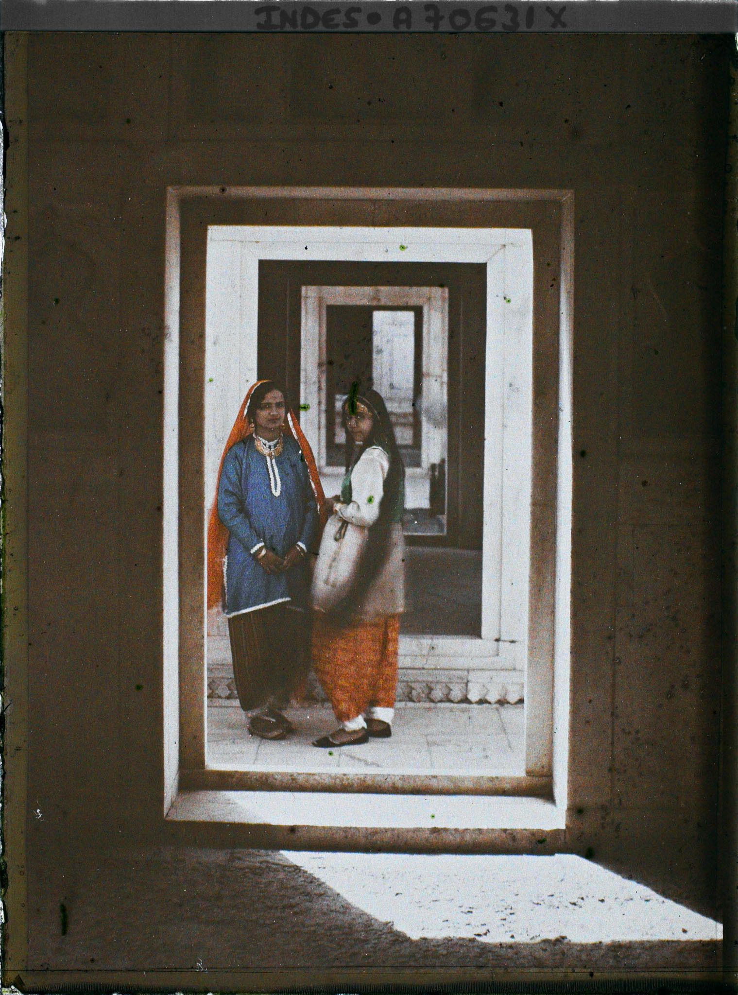 Image représentant Femmes en pantalon-tunique (shalwar kameez) dans le fort Rouge (Lal Qila)