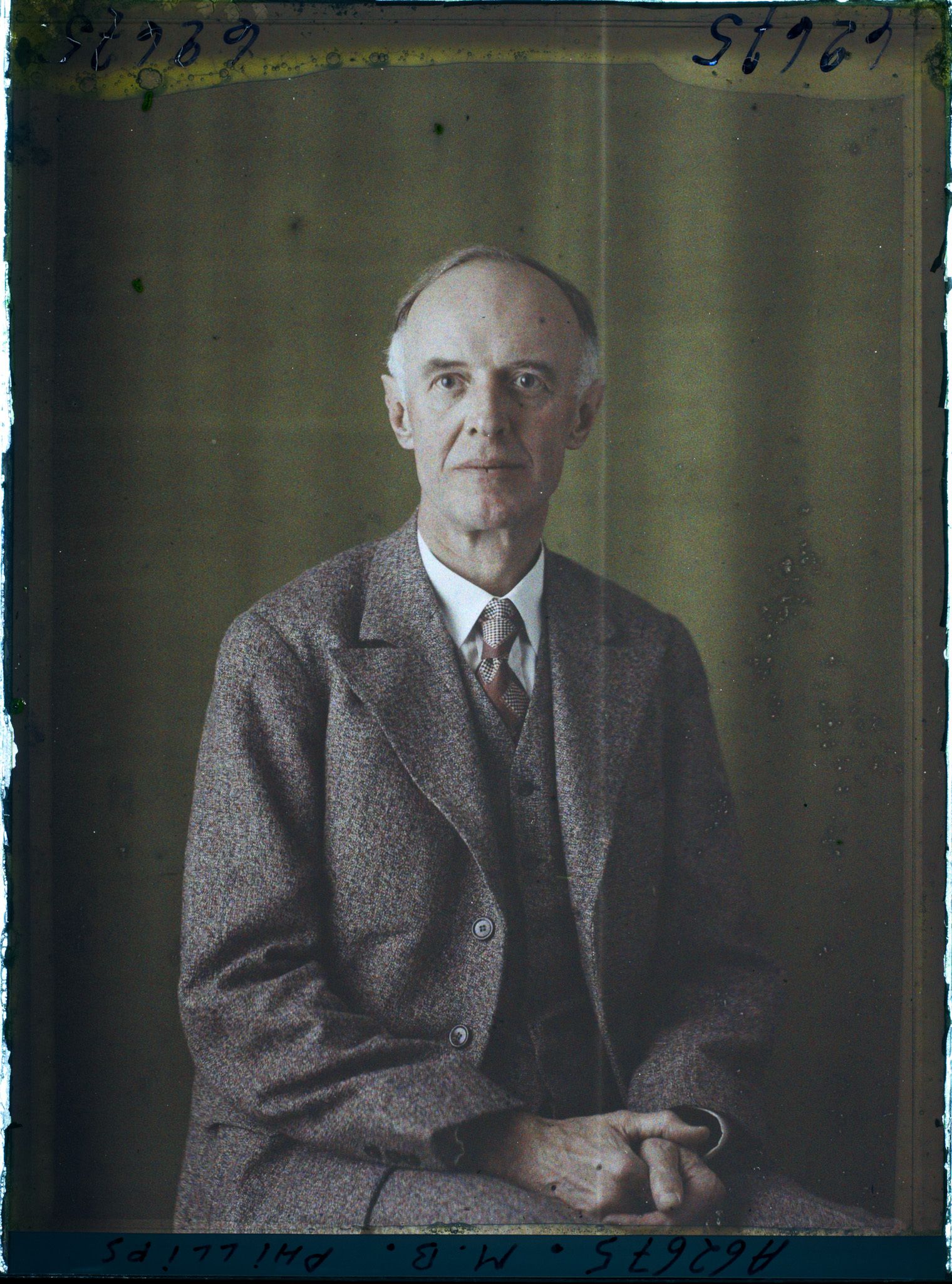 Image représentant https://musee-albert-kahn.s-museum.fr/home/NWQ2OTAwYzNmYjZlZTk1ZWQwODJmMjY4L2dlbmVyaWMtbm90aWNlLXRhYi9hdXRob3JpdHkvNjE3YTc5ZjVjZjhiODk2OGIzMzM3ZDIx/5d6900c3fb6ee95ed082f268/generic-notice-tab/authority/617a79ebcf8b8968b333758c Monsieur B. Phillips