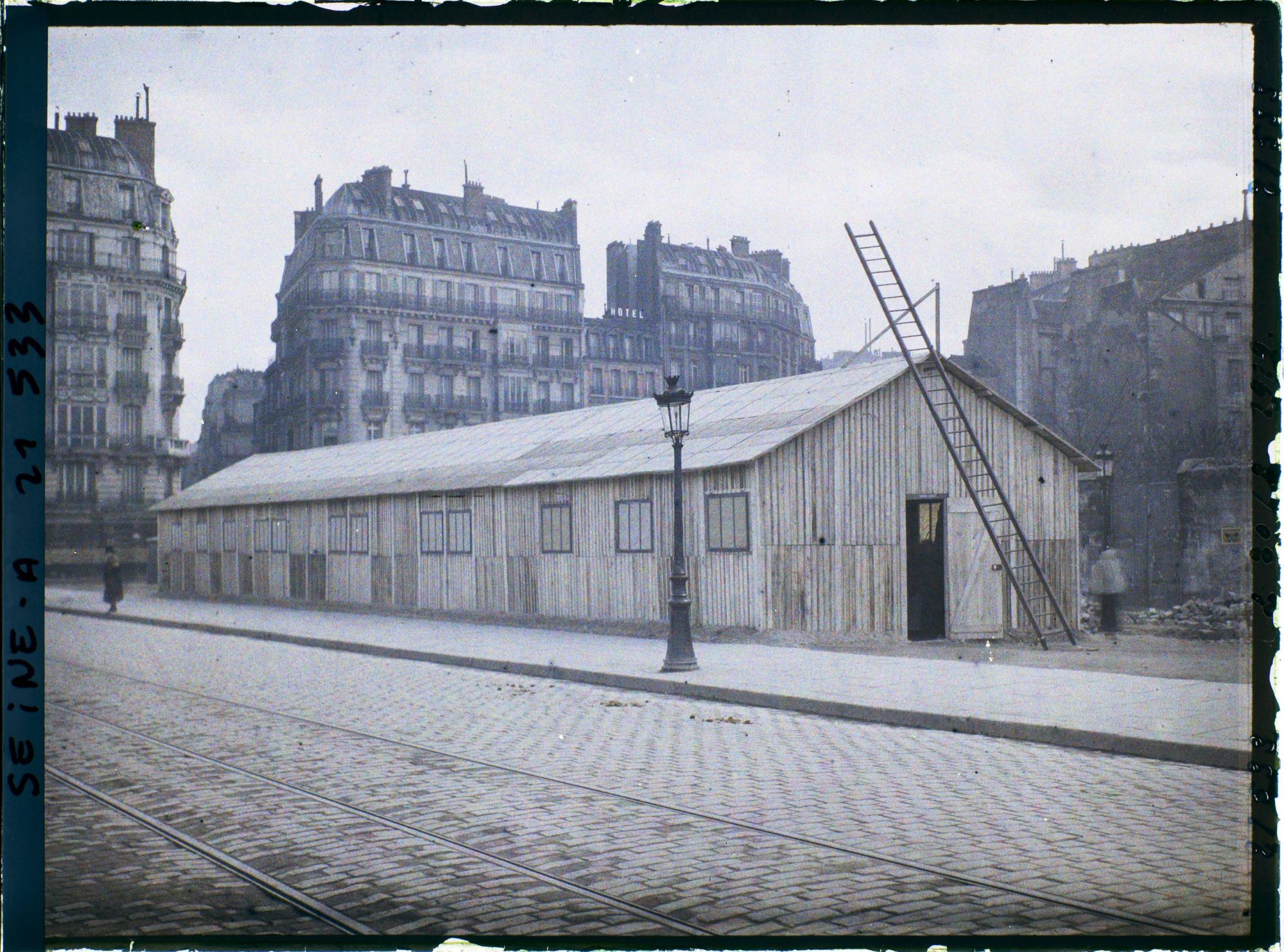 Image représentant Baraque Vilgrain, à l'angle du quai de Montebello et de la rue Saint-Julien-le-Pauvre ; au fond, partant de la gauche, la rue Lagrange