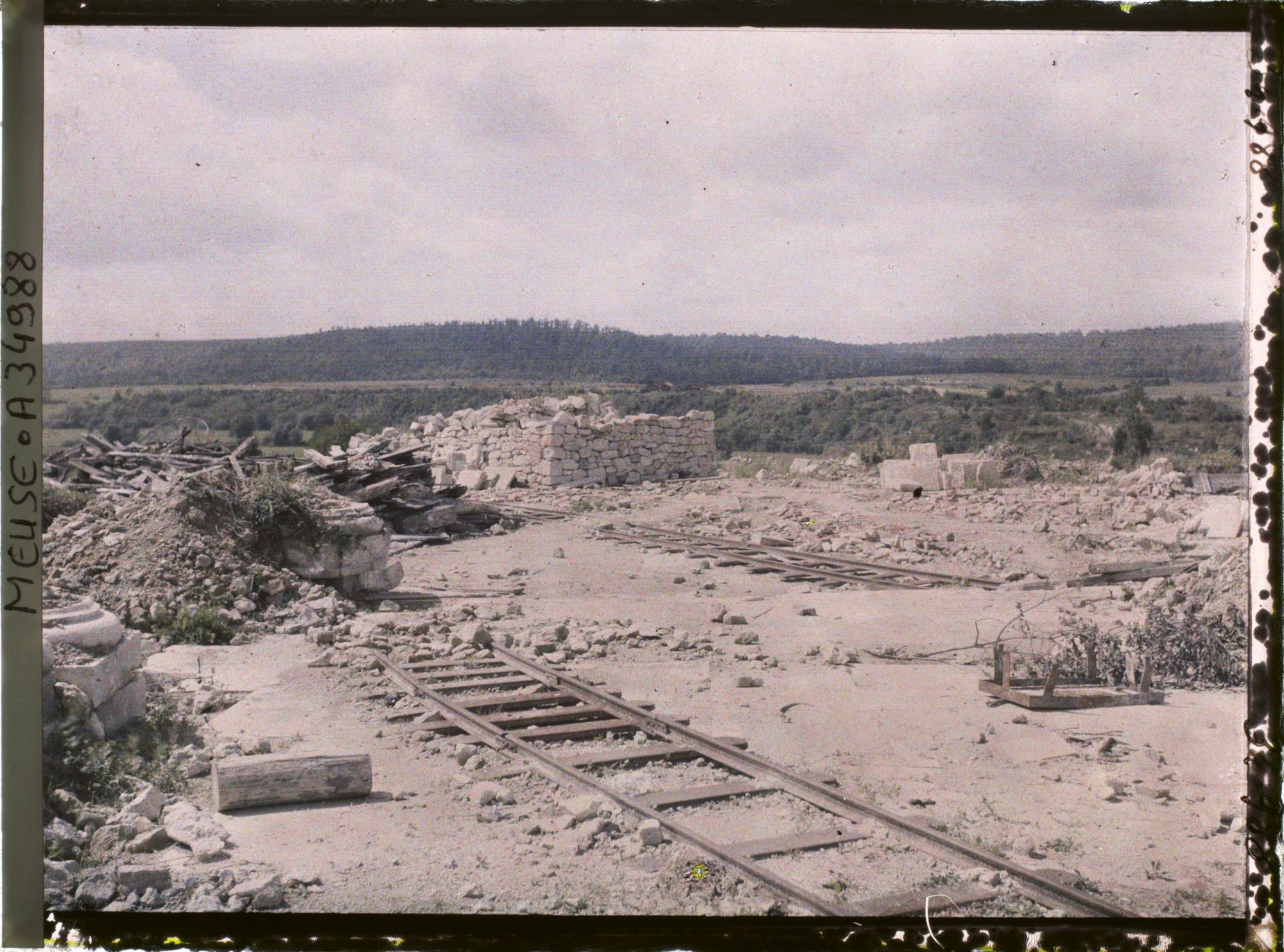 Image représentant France, Boureuil Secteur de Vauquois, Autre aspect des ruines de l'Eglise, au fond la fôret d'Argonne