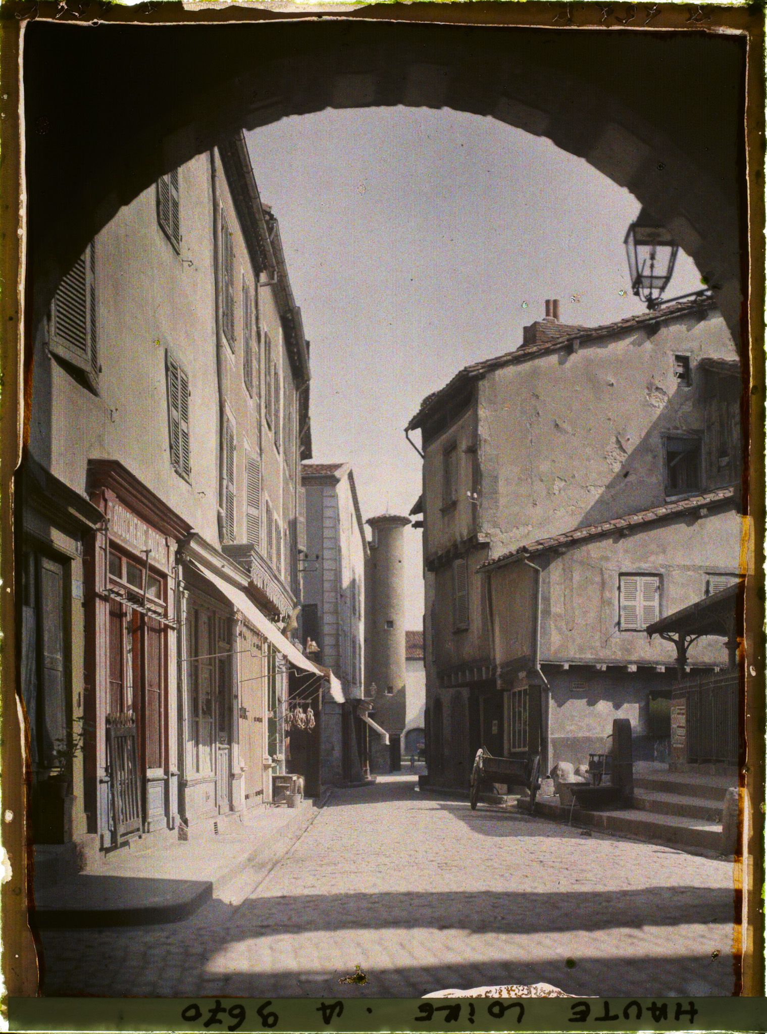 Image représentant La rue Savaron prise depuis le porche sud de la basilique Saint-Julien