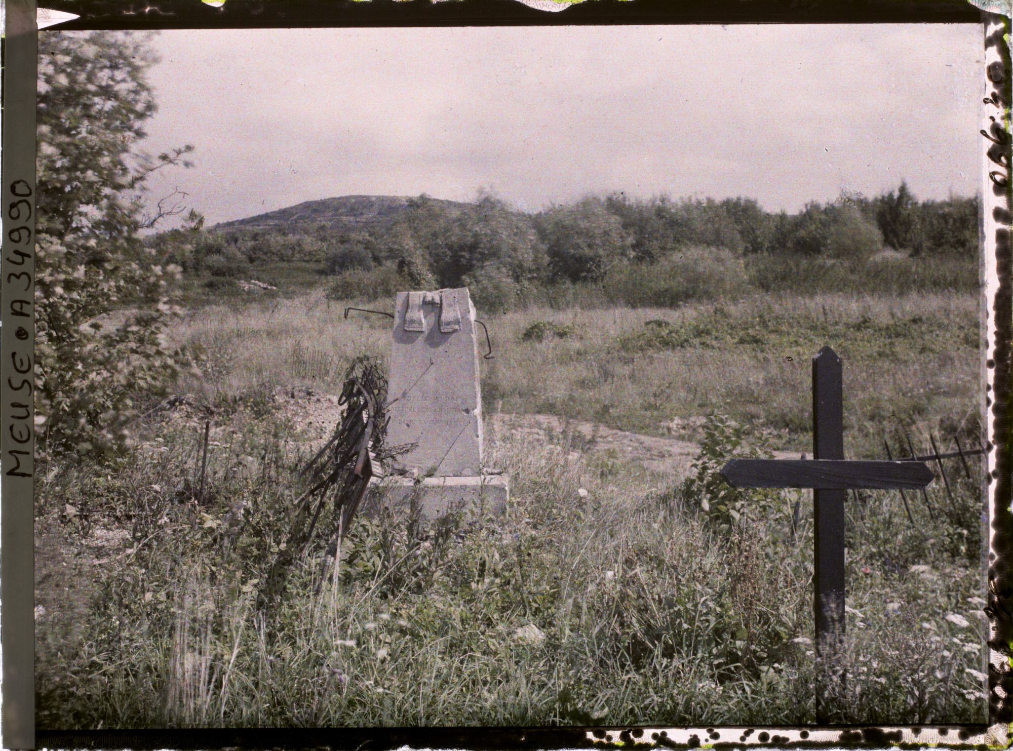Image représentant France, Boureuil Secteur de Vauquois, Ancien Cimetière de Boureuil, au fond, la butte de Vauquois