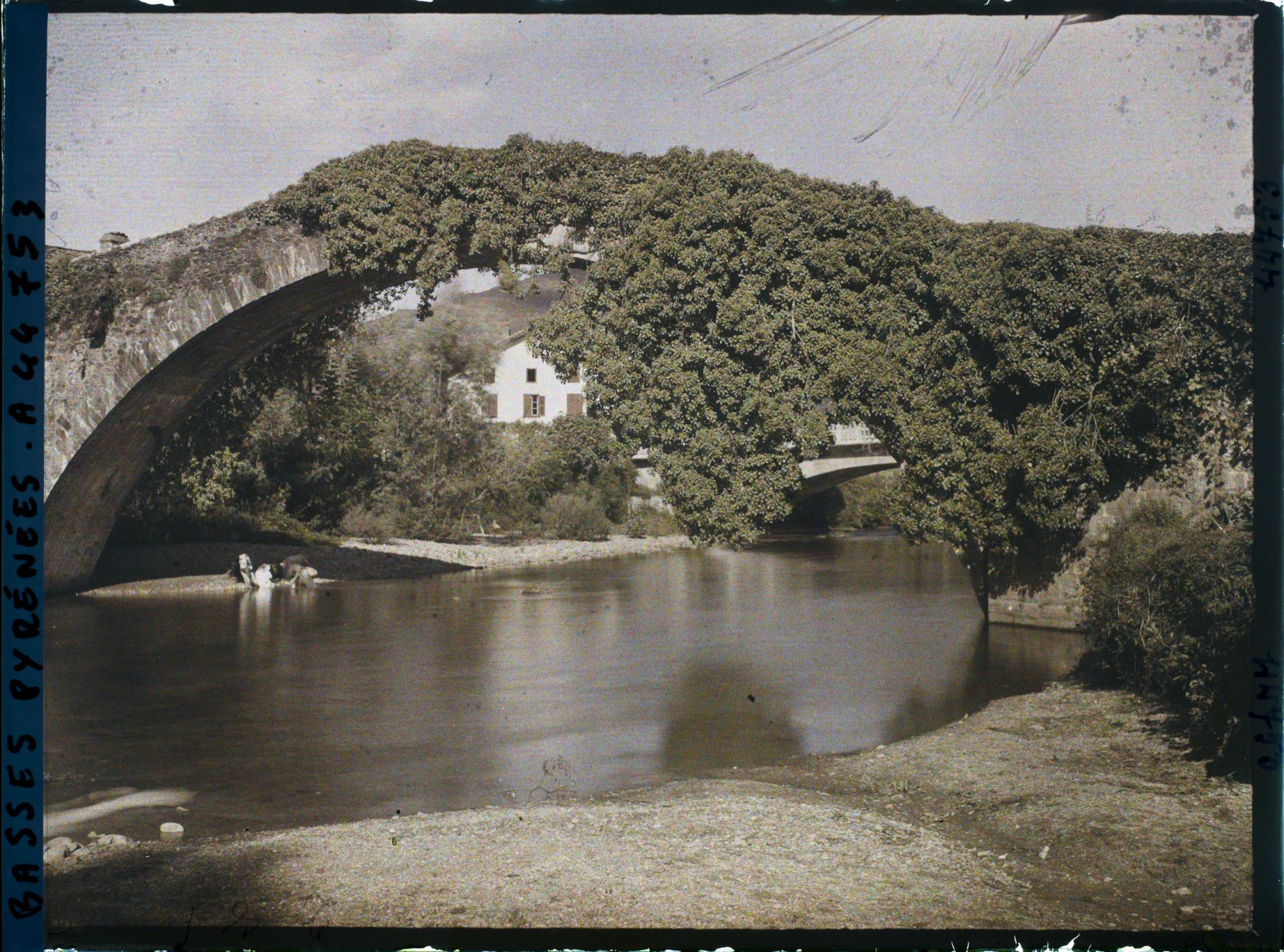 Image représentant France , St Etienne de Baigorry, La Pierre du Vieux Pont