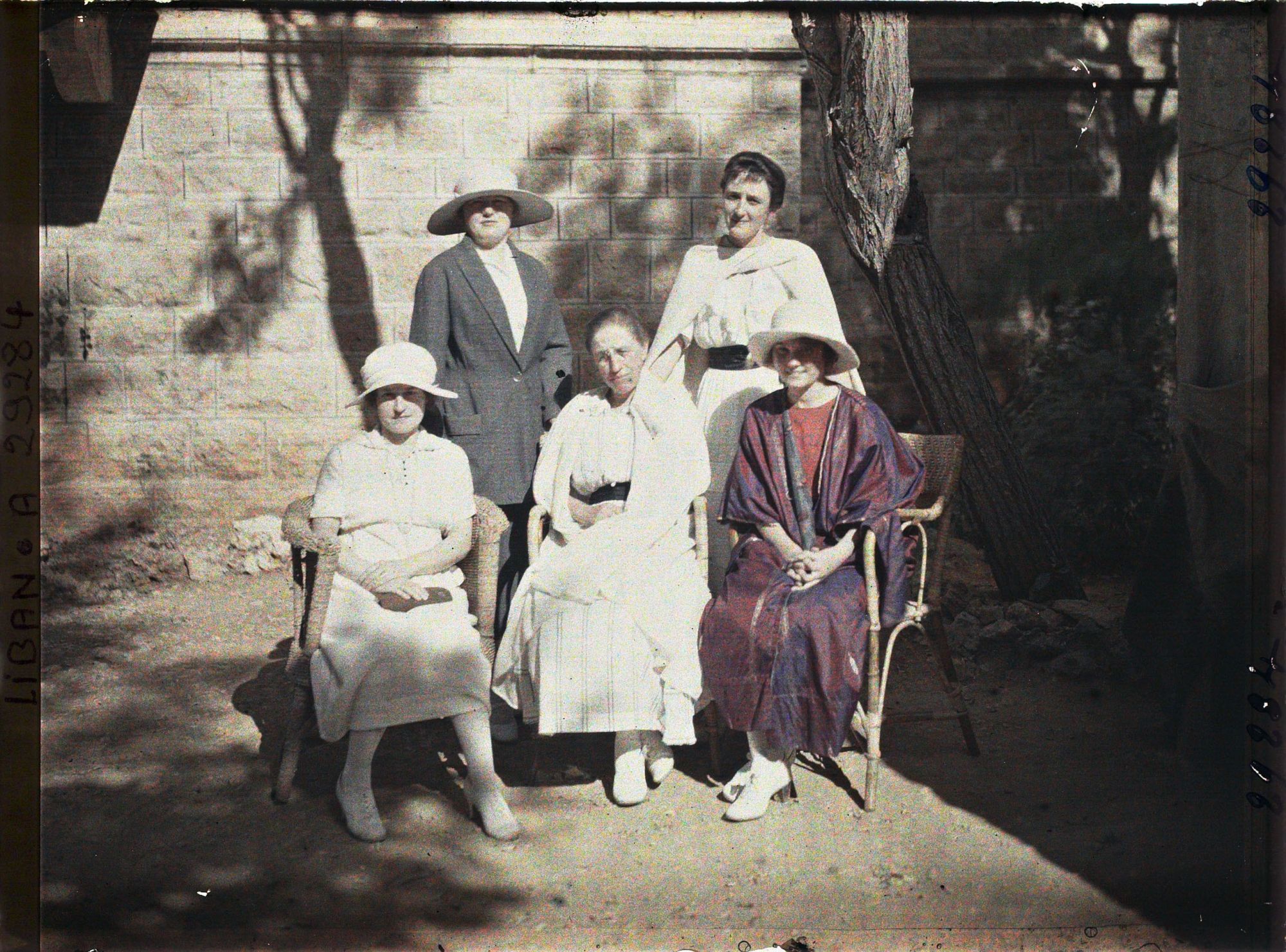 Image représentant Mademoiselle Gouraud, assise à droite, et quelques invitées du général Gouraud