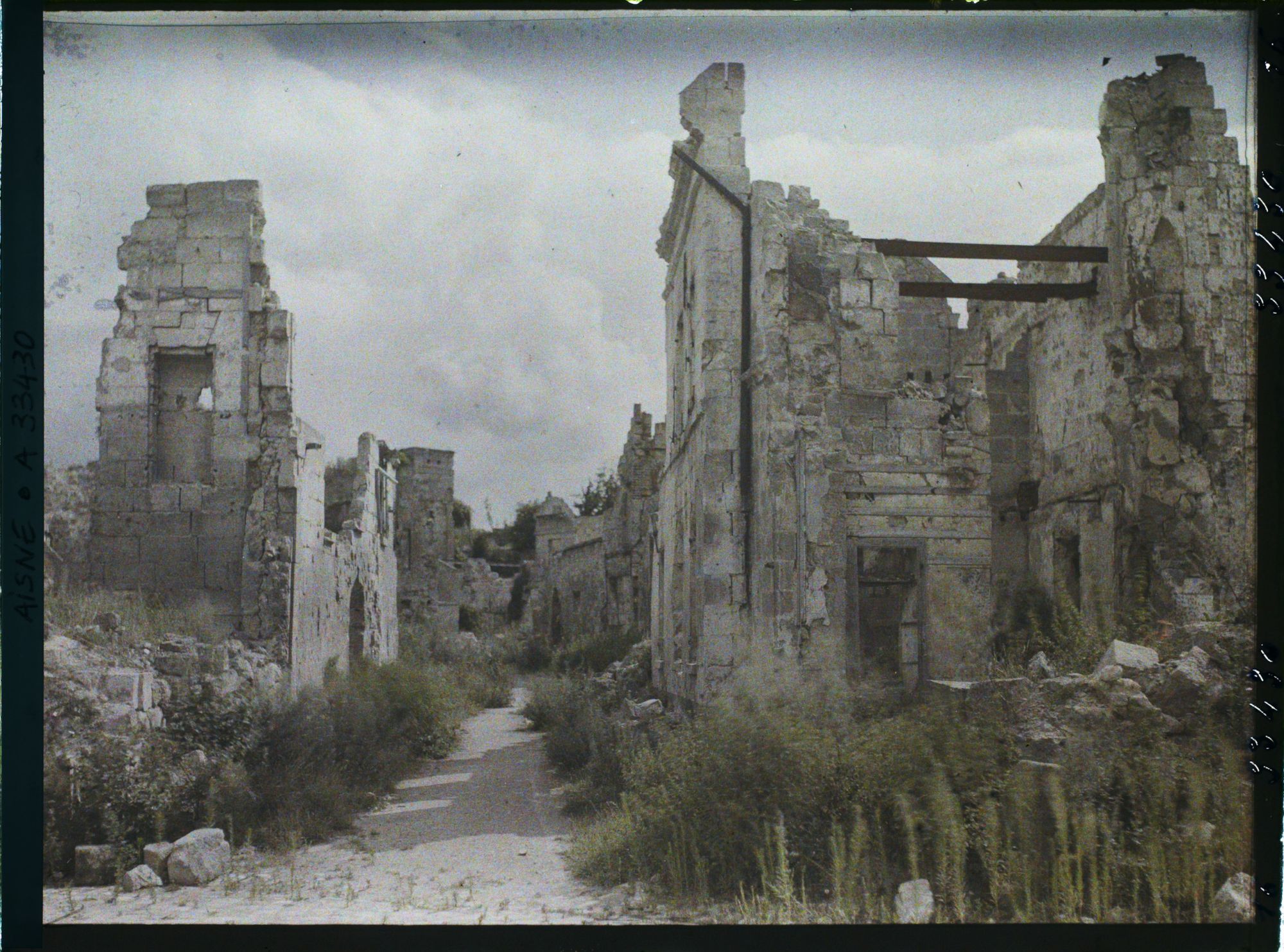 Image représentant France, Coucy le Château, Une rue près de la porte de Laon