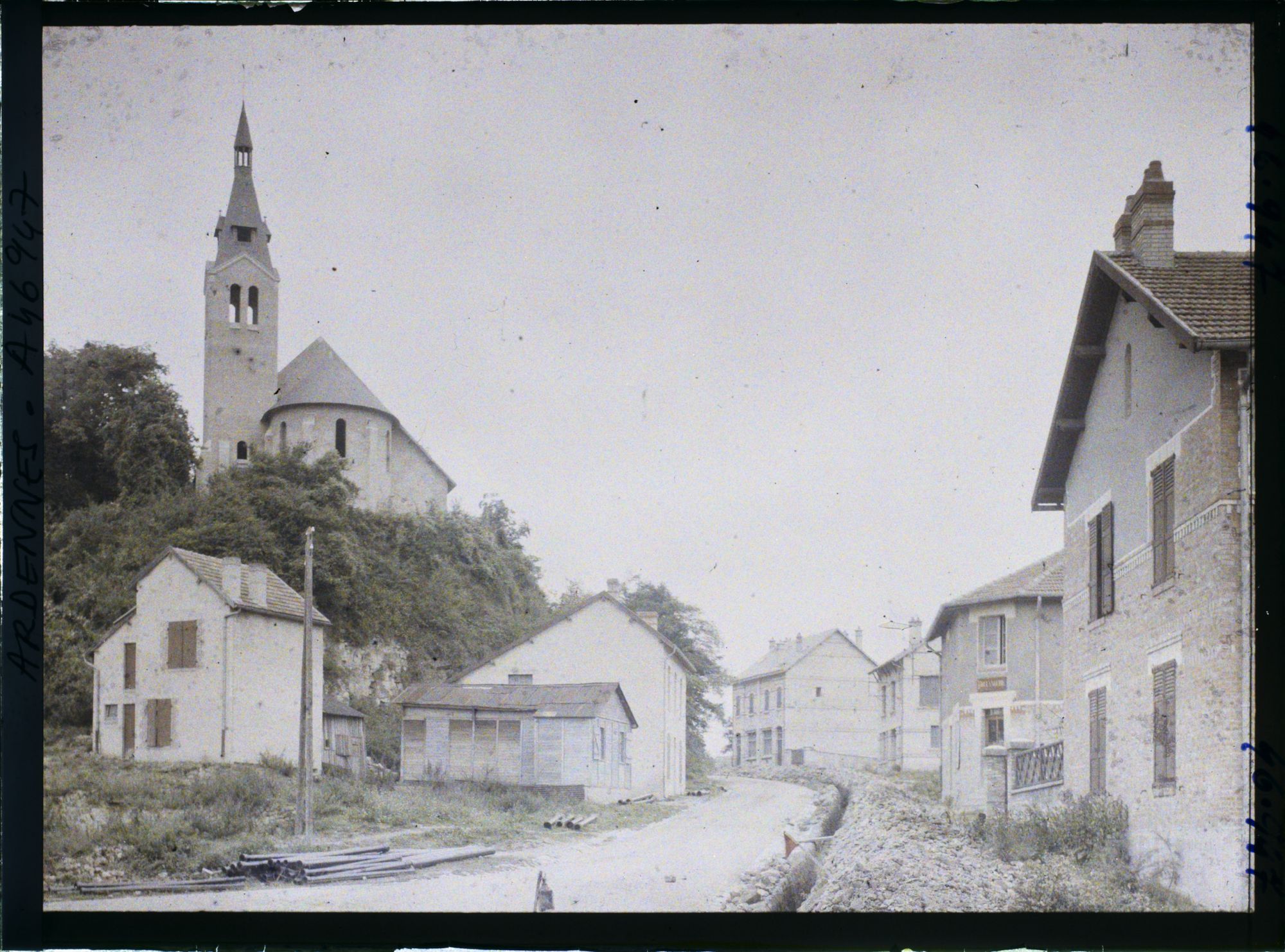 Image représentant L'église vue depuis la rue du château