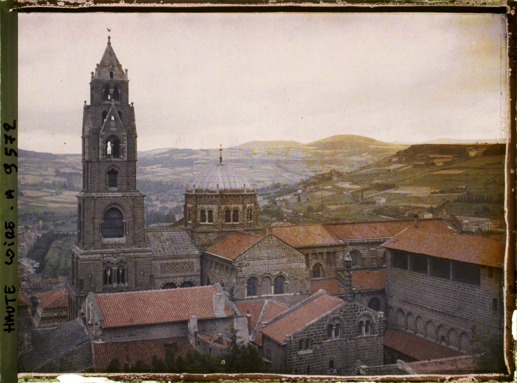 Image représentant Les toitures de la cathédrale Notre-dame-de-l'Annonciation, vue prise vers le sud-ouest