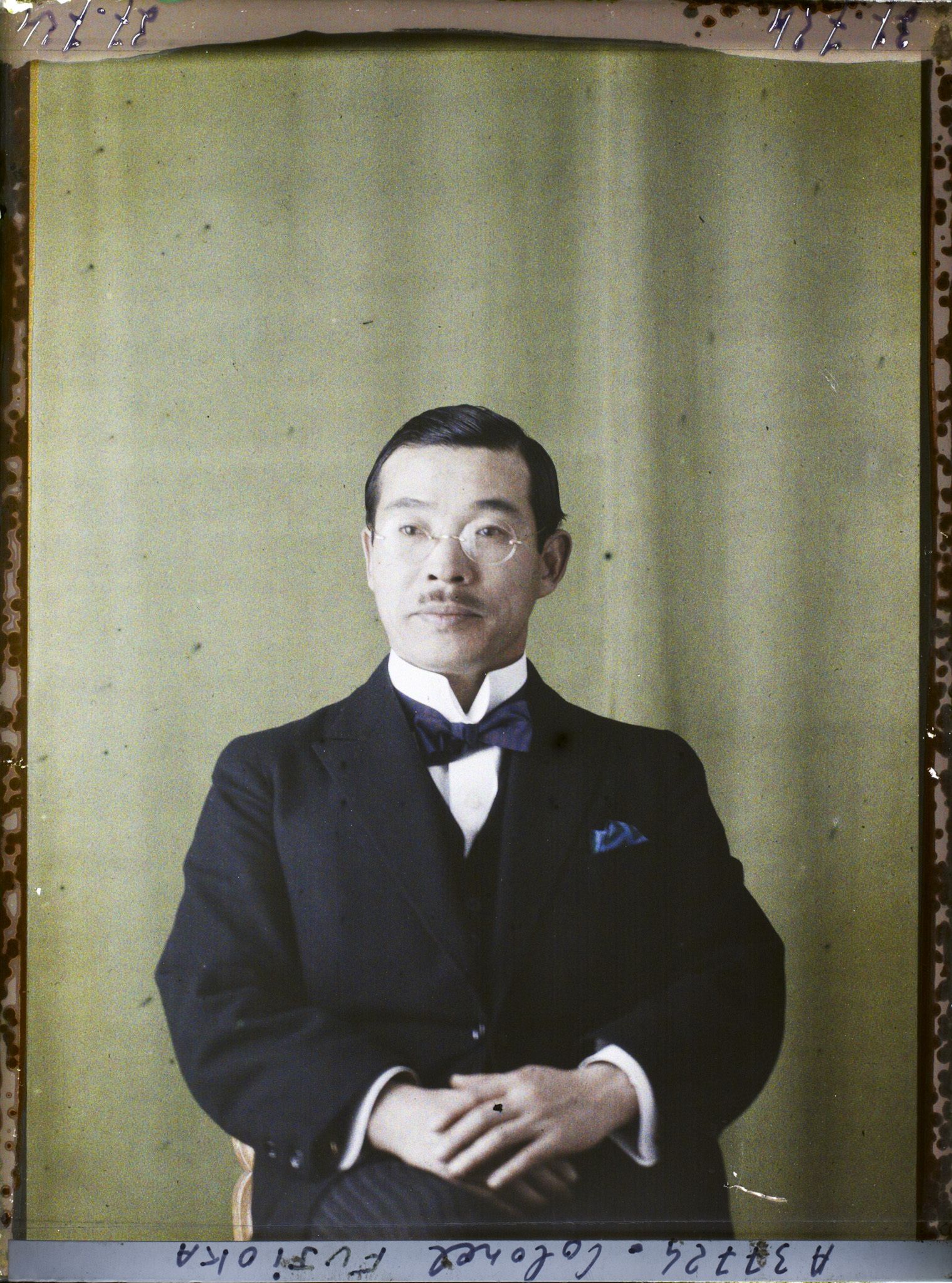 Image représentant Le  https://musee-albert-kahn.s-museum.fr/home/NWQ2OTAwYzNmYjZlZTk1ZWQwODJmMjY4L2dlbmVyaWMtbm90aWNlLXRhYi9hdXRob3JpdHkvNjE3YTc5ZjVjZjhiODk2OGIzMzM3ZDIx/5d6900c3fb6ee95ed082f268/generic-notice-tab/authority/617a79ebcf8b8968b3336d7b colonel Fujioka