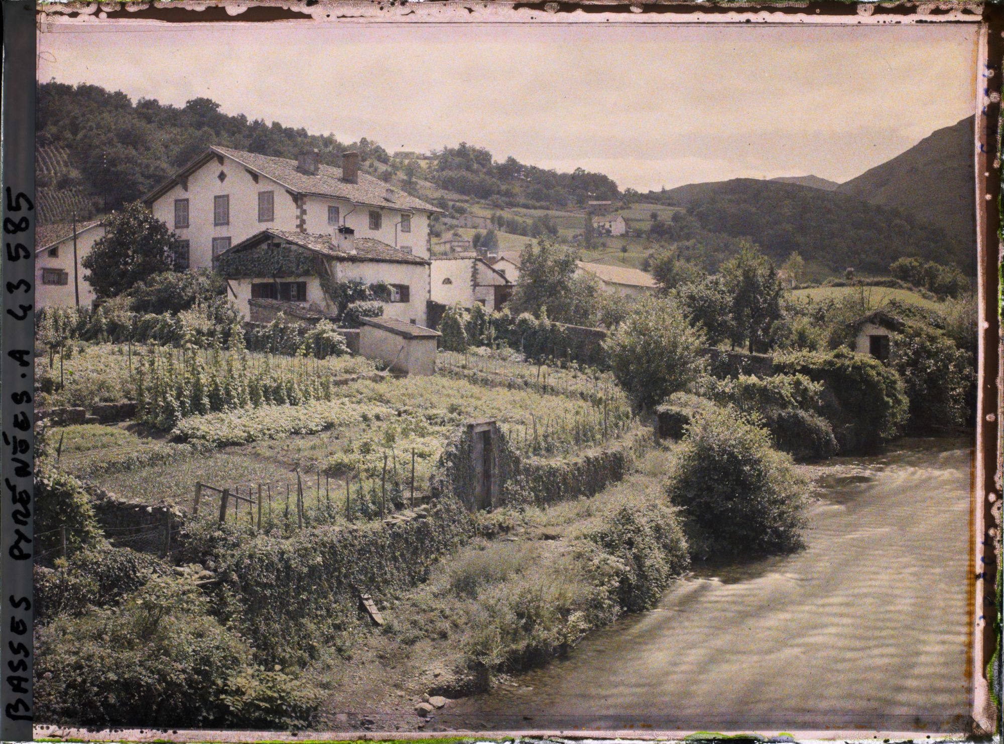 Image représentant France, St Etienne de Baigorry, Vue prise du Pont vers l'amont