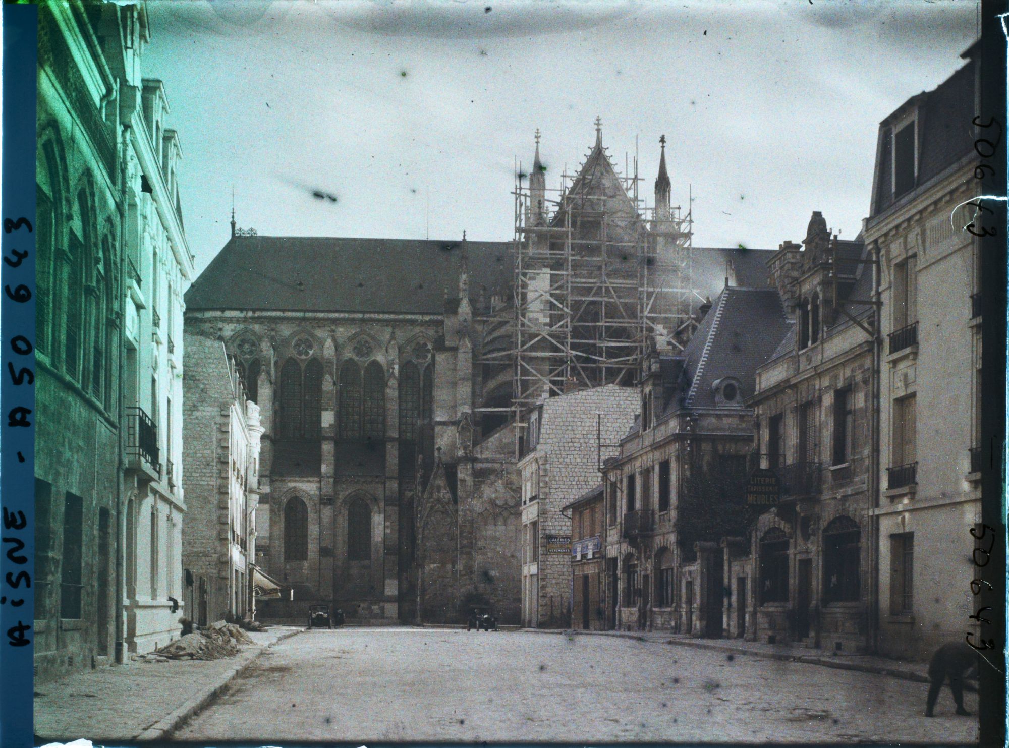 Image représentant France, Soissons, Rue du Cloître vers Cathédrale