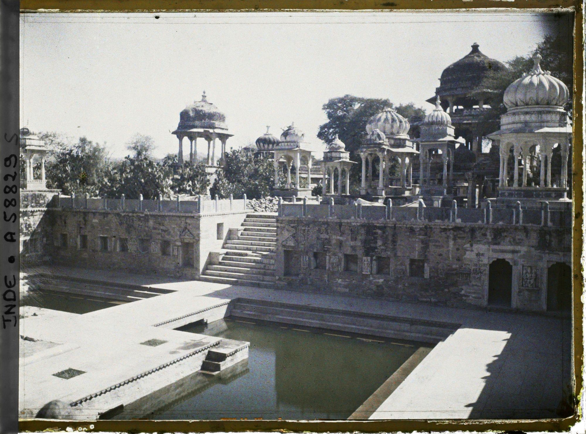 Image représentant Chatris et bassin d'ablutions de la nécropole des Maharanas du Mewar