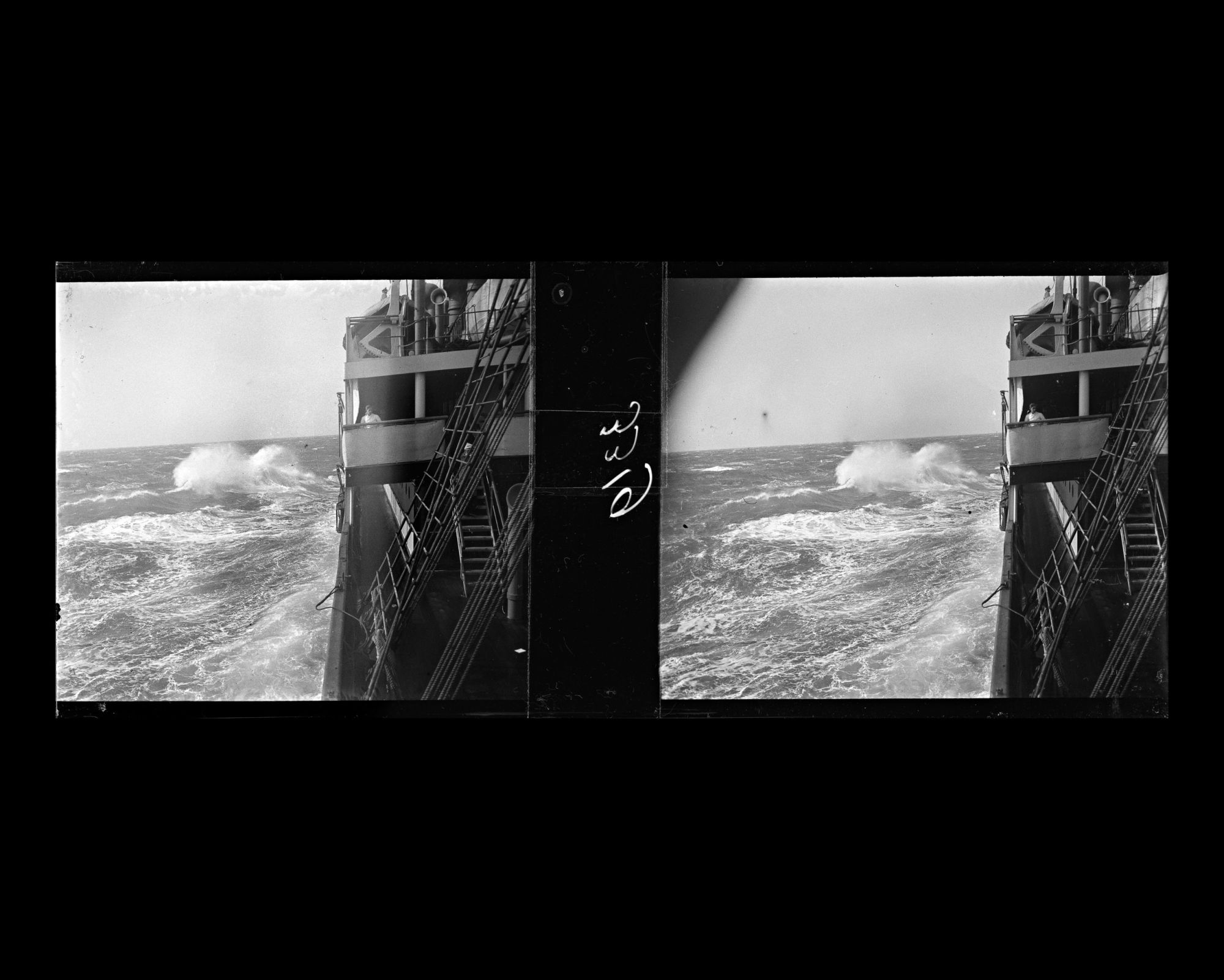 Image représentant La mer démontée vue depuis le pont du Lützow