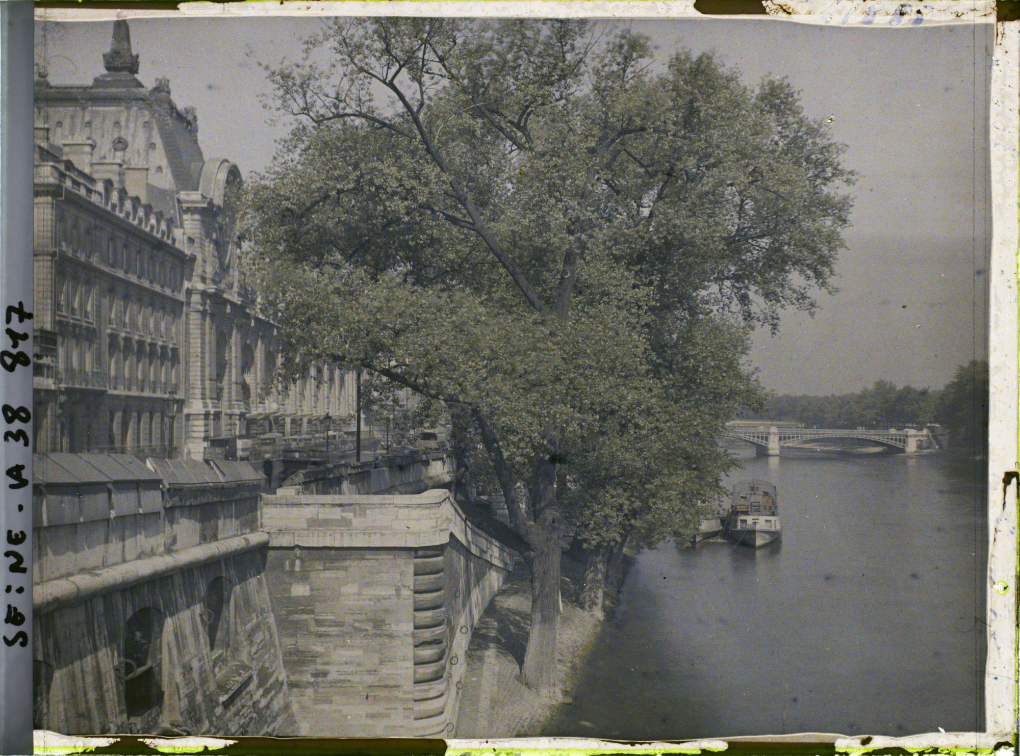Image représentant La gare d'Orsay et le pont de Solférino (actuelle passerelle Léopold-Sédar-Senghor), depuis le pont Royal