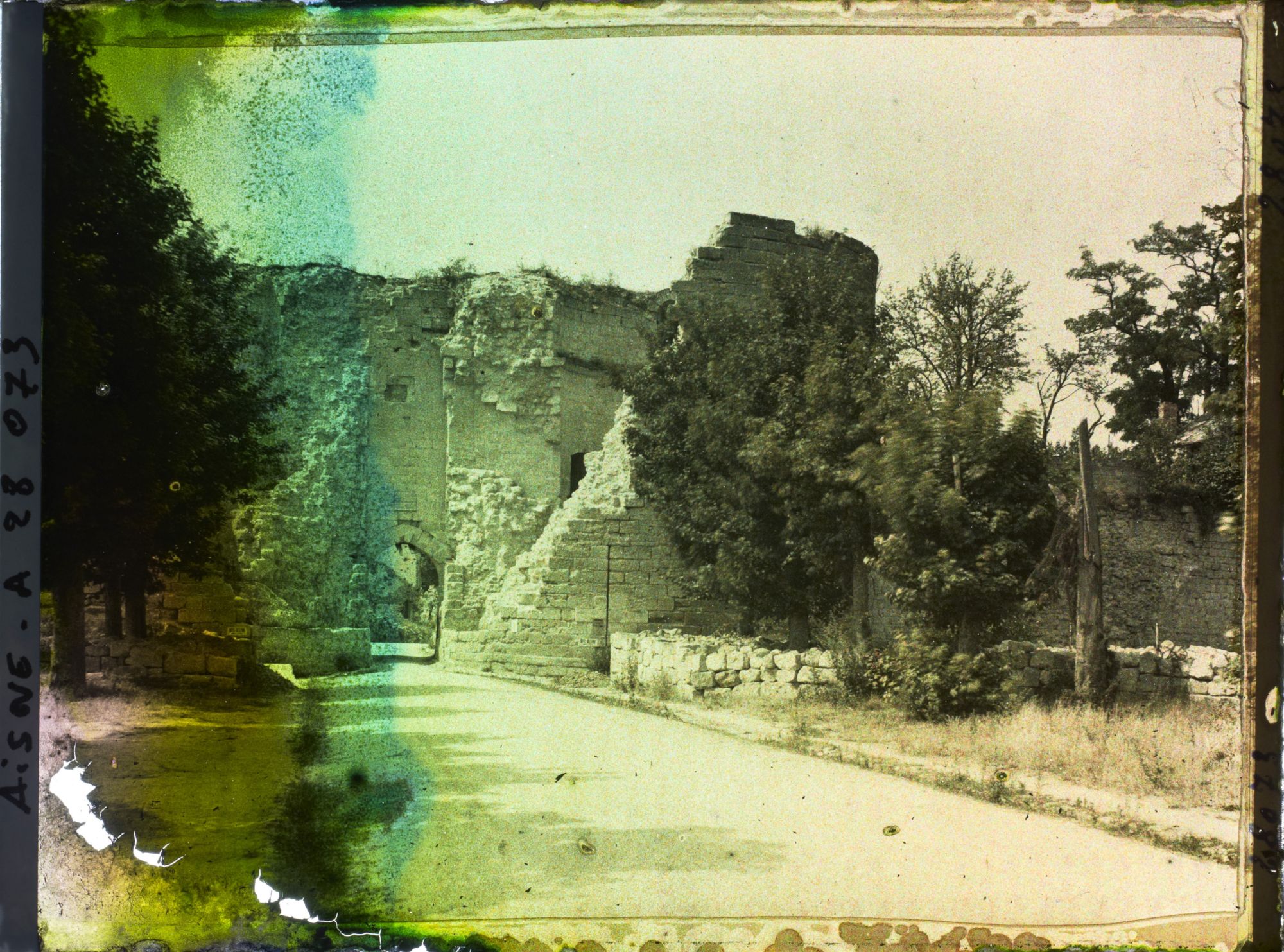 Image représentant France, Coucy-le-Château, La porte de Laon, vue extérieure