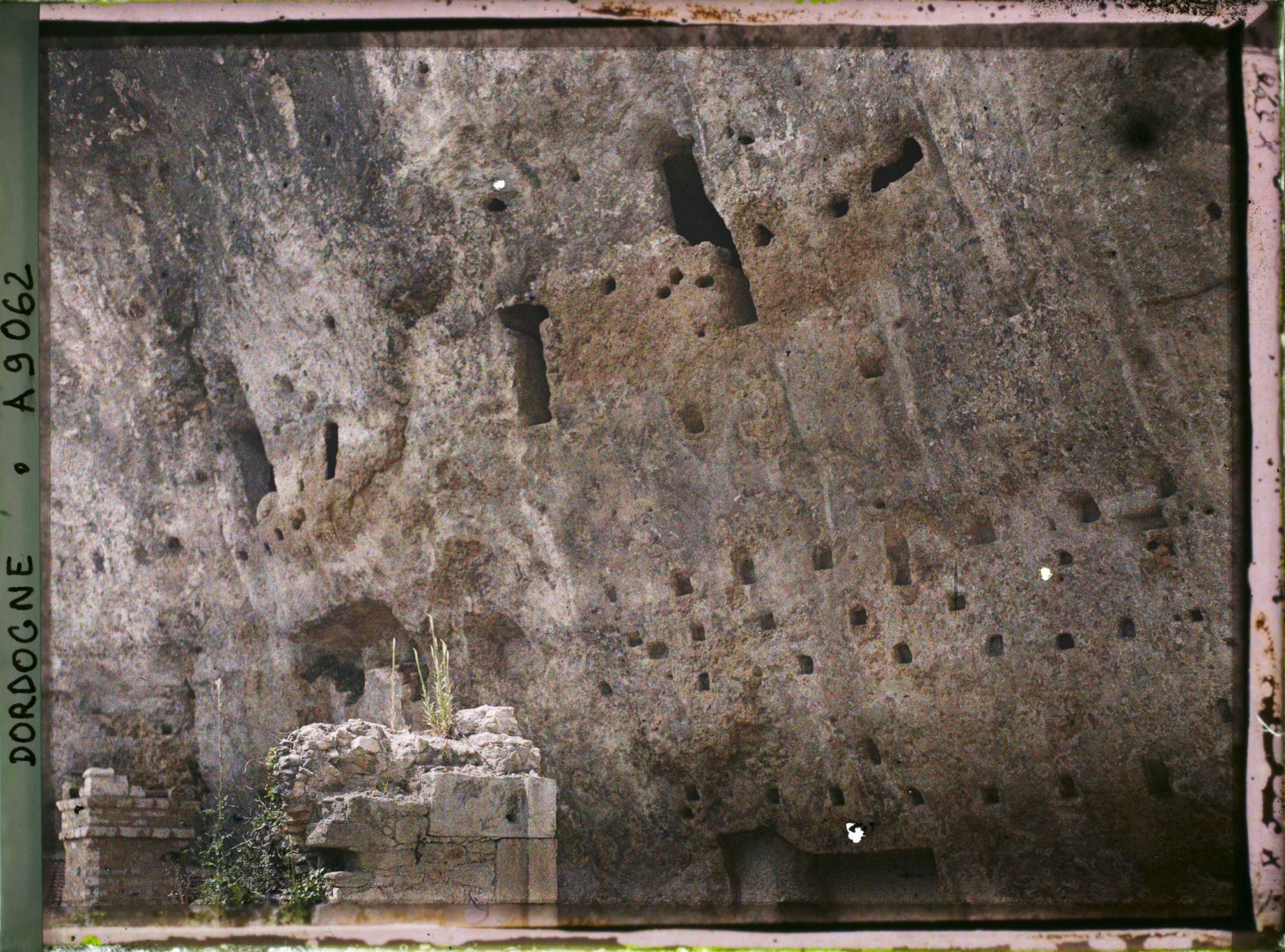 Image représentant France, Les Eyzies (Dordogne), Les arrière- Chambres du Château dans la falaise