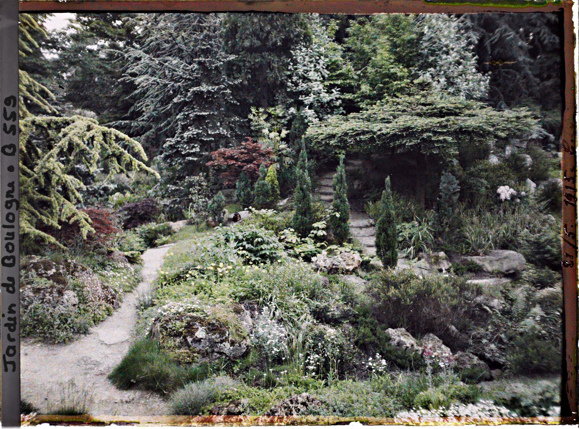 Image représentant Embranchement de chemins du " sanctuaire japonais ", situé au pied de la façade de temple
