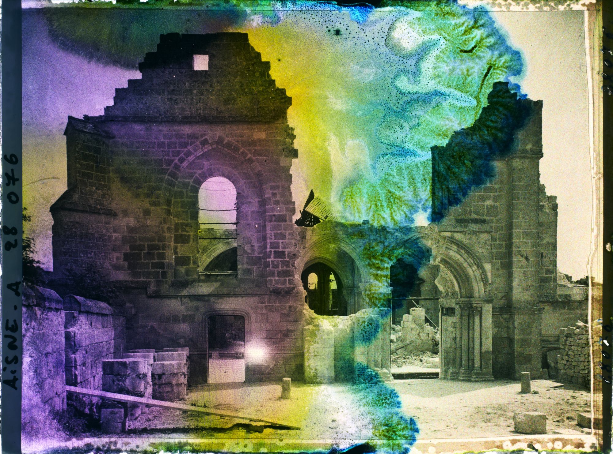 Image représentant France, Coucy-le-Château, Entrée de l'Eglise