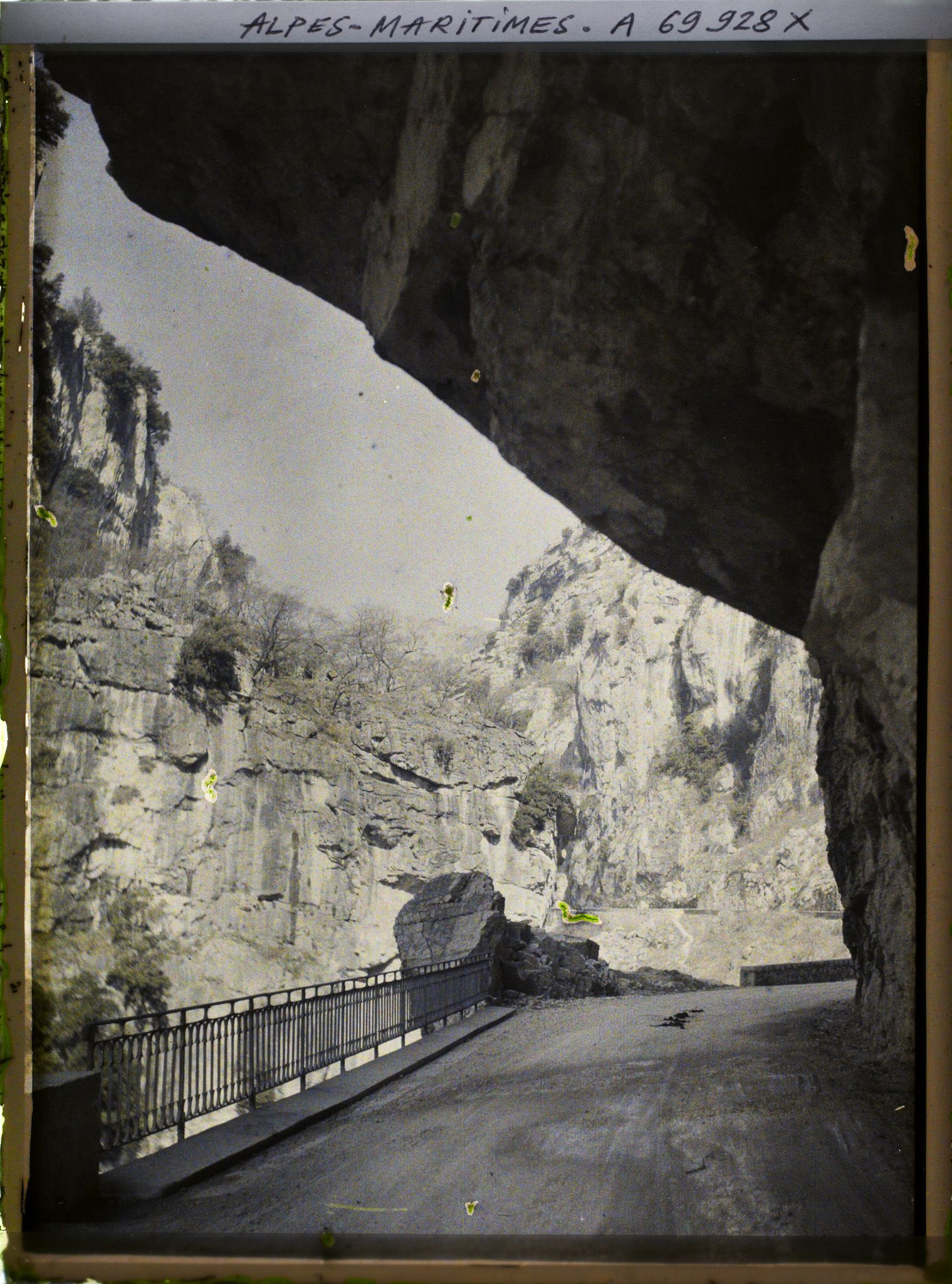 Image représentant Route creusée dans la roche, en bordure des Gorges