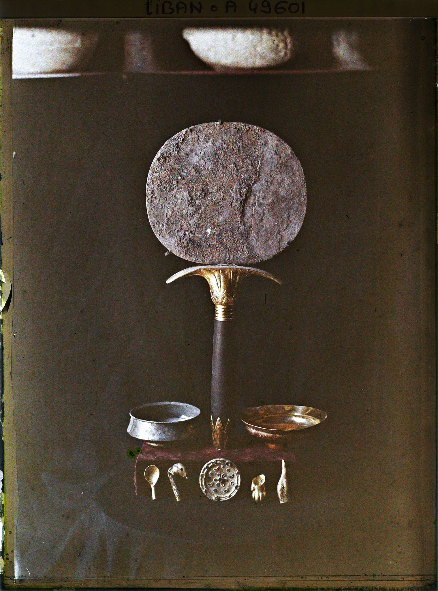 Image représentant Un miroir, deux coupes et des petits objets