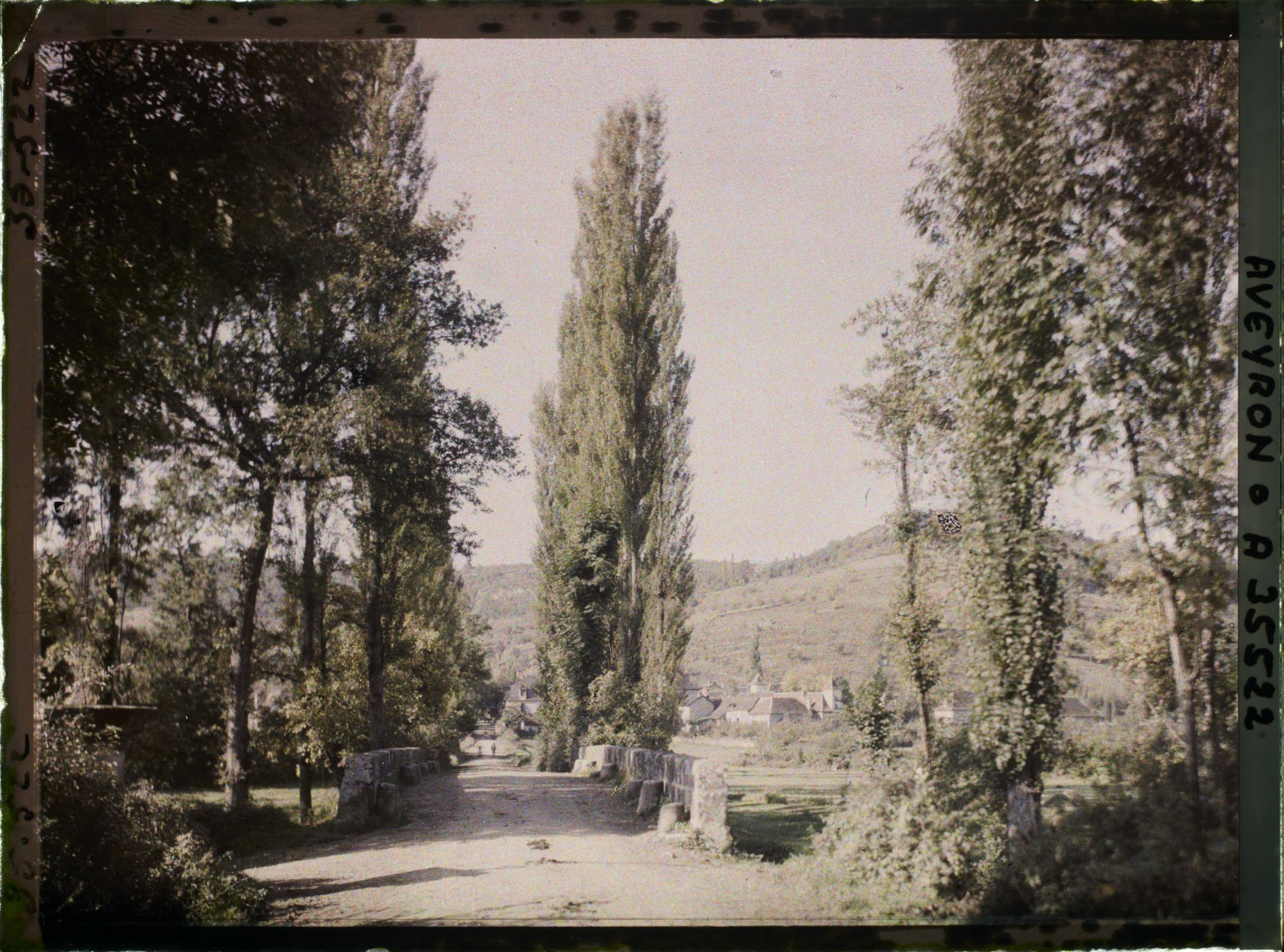 Image représentant L'entrée du village de Saint-Julien-d'Empare