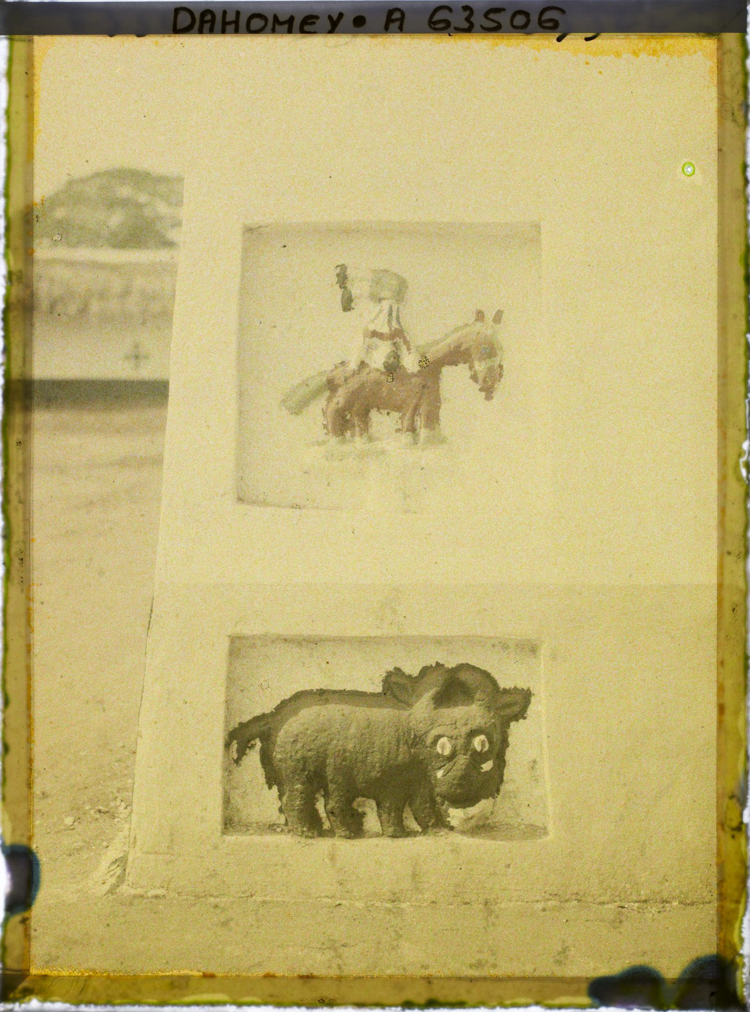 Image représentant Décor en relief de buffle et cavalier acrobate sur un bâtiment de réception (Ajalala) de la deuxième cour du palais de  null Glélé