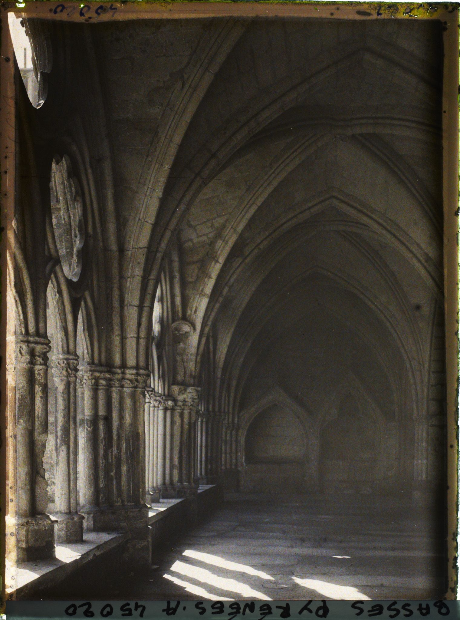 Image représentant France, Bayonne, Le Cloître de la Cathédrale, les Galeries au fond, tombeaux anciens