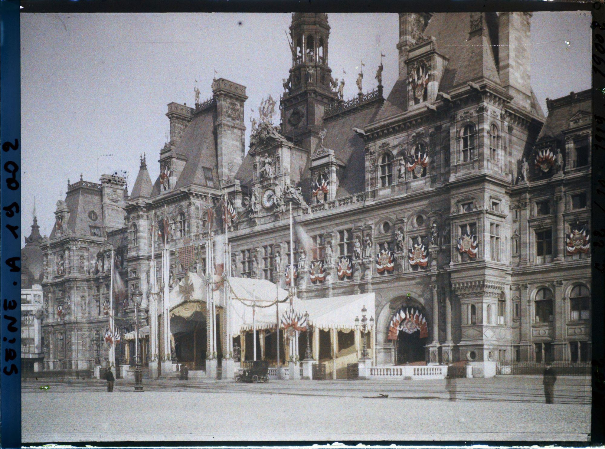 Image représentant L'Hôtel de Ville de Paris décoré de la Croix de Guerre