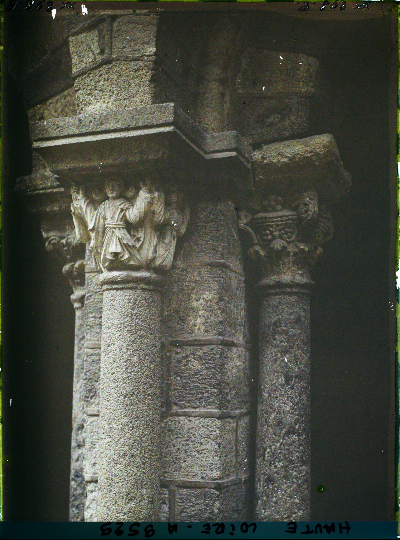 Image représentant Détail des chapiteaux d'un pilier du cloître de la cathédrale Notre-Dame-de-l'Annonciation