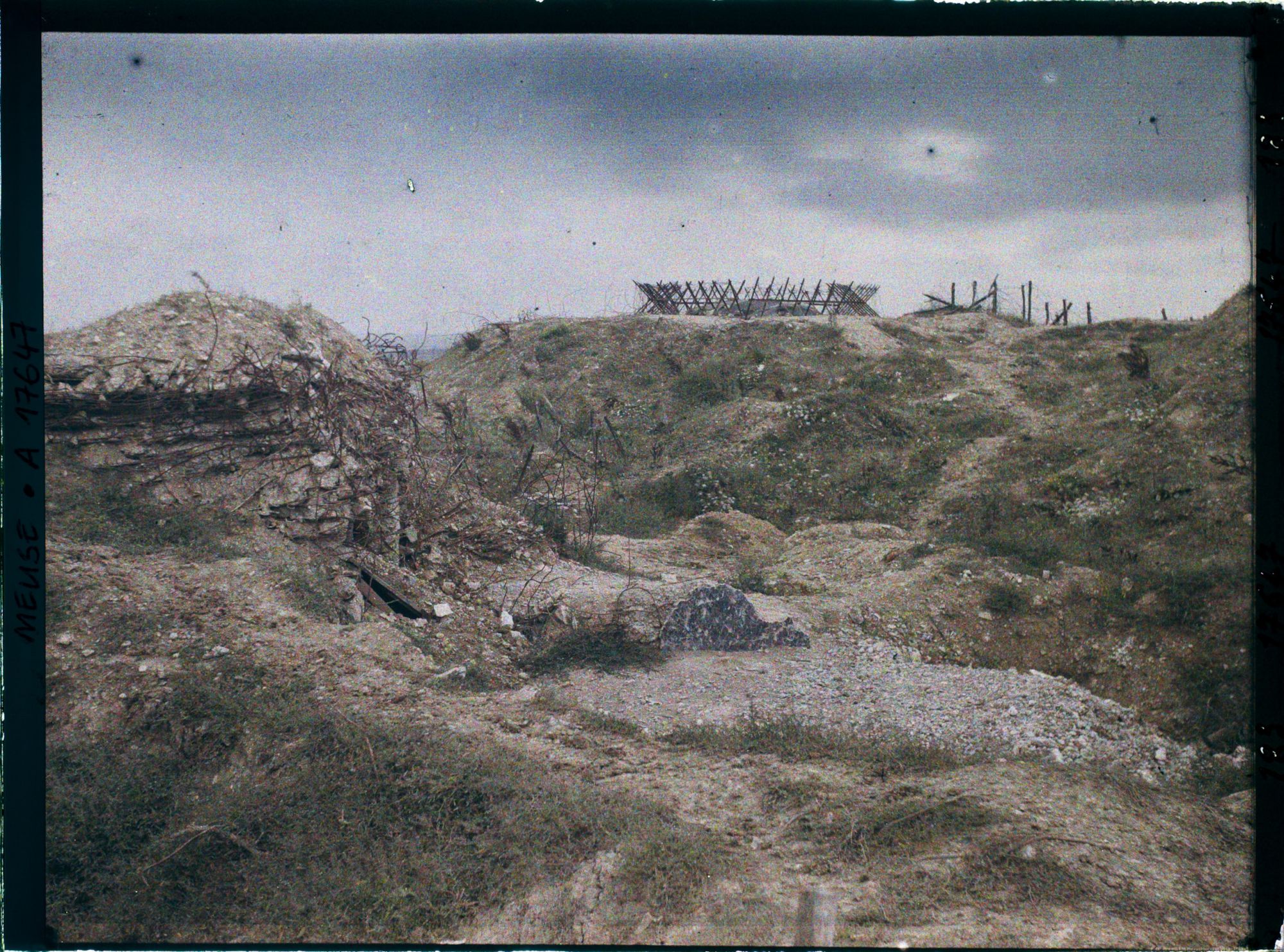 Image représentant France, Fort de Douaumont, Dans le fort au fond la Coupole de 155. Court qui est intacte