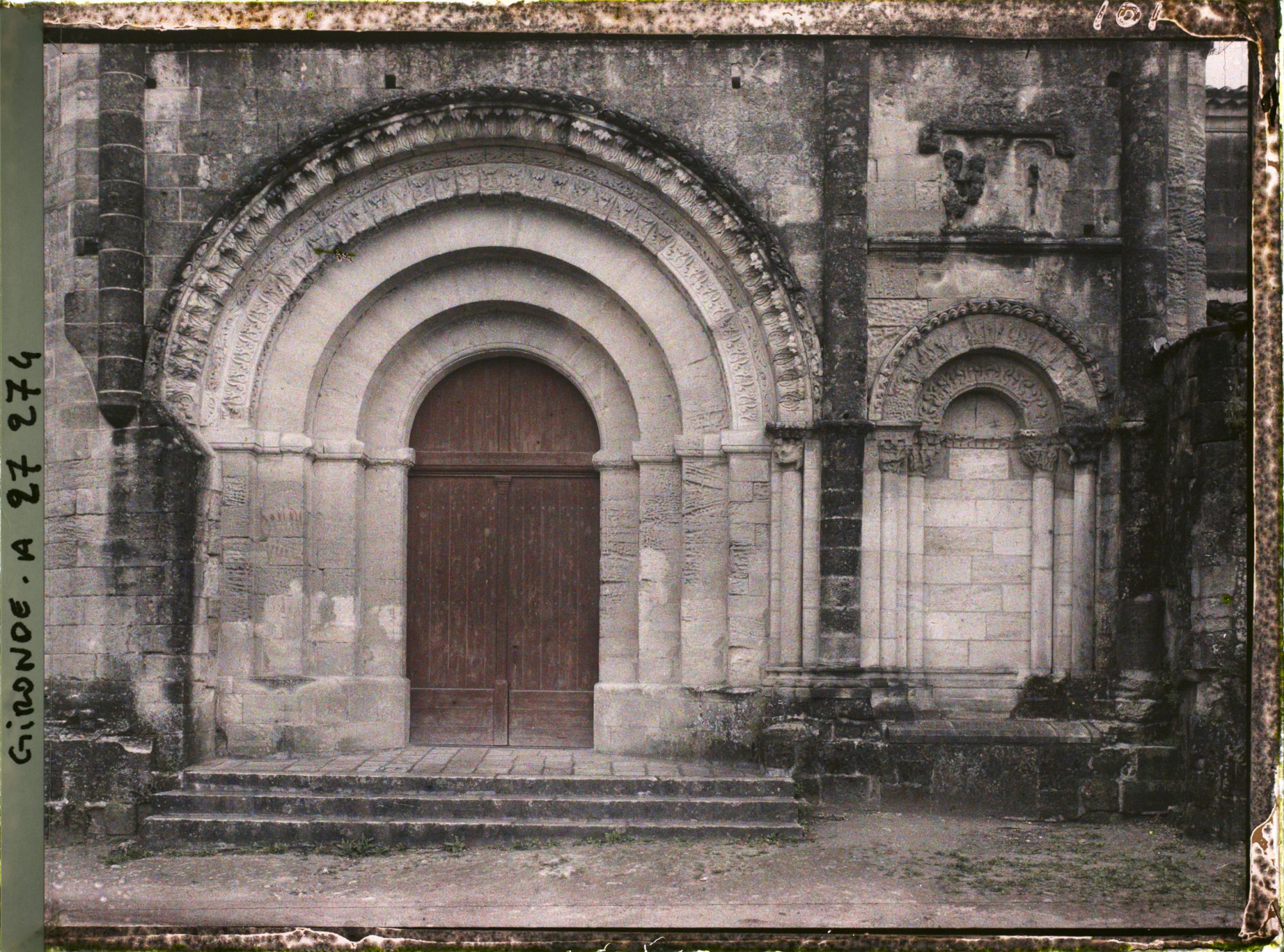 Image représentant France, St Emilion, Porte de l'Eglise Collégiale