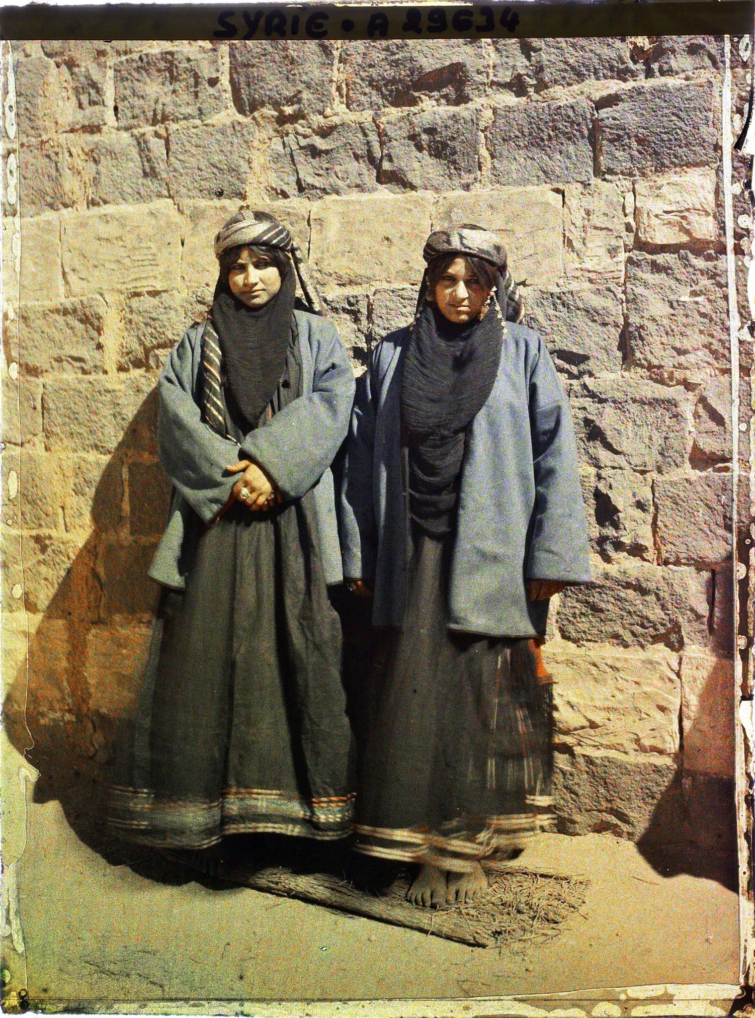 Image représentant Une jeune mariée (celle de gauche ?) et sa cousine