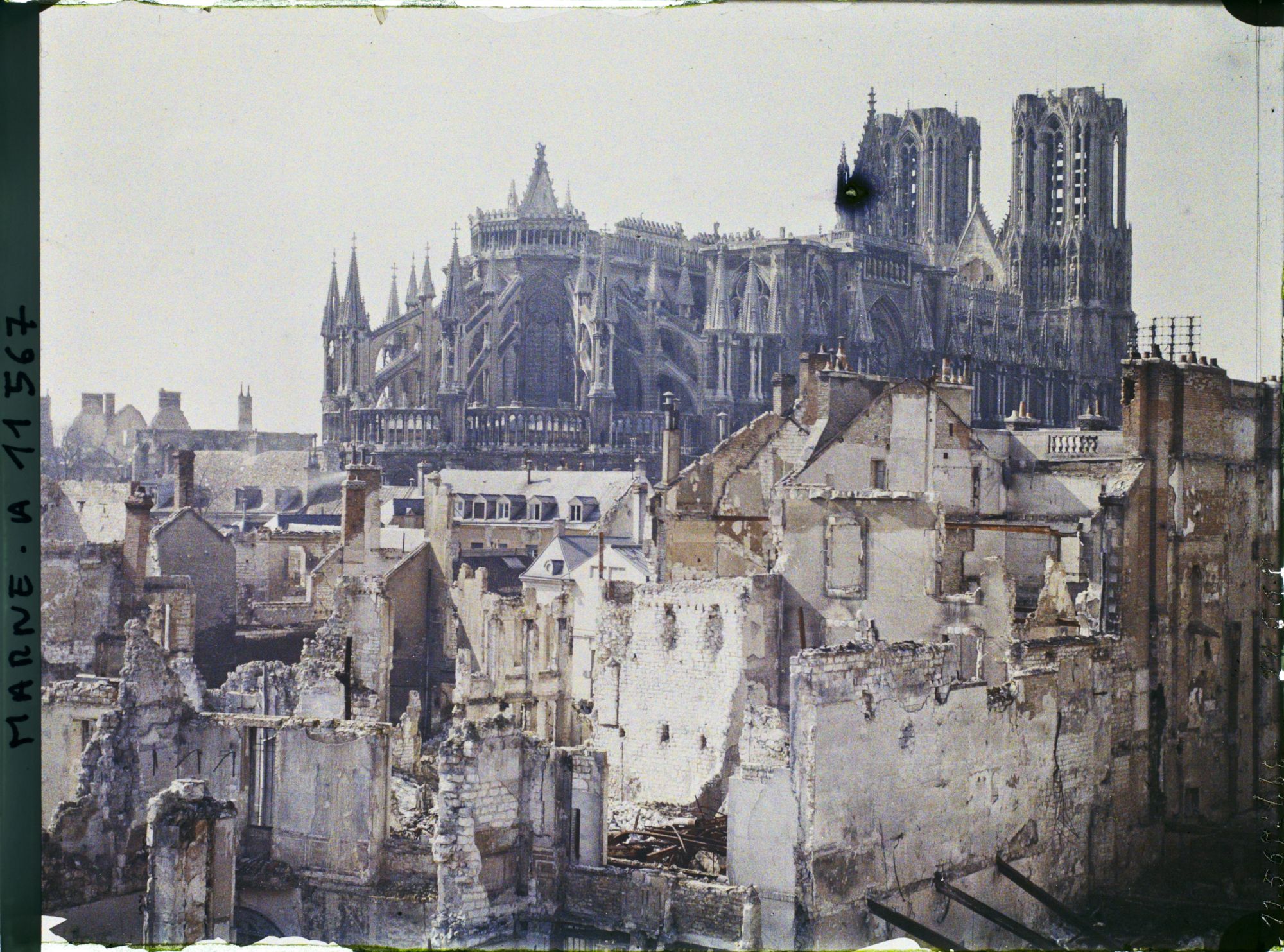 Image représentant Ruines du quartier de l'Université, au fond la cathédrale