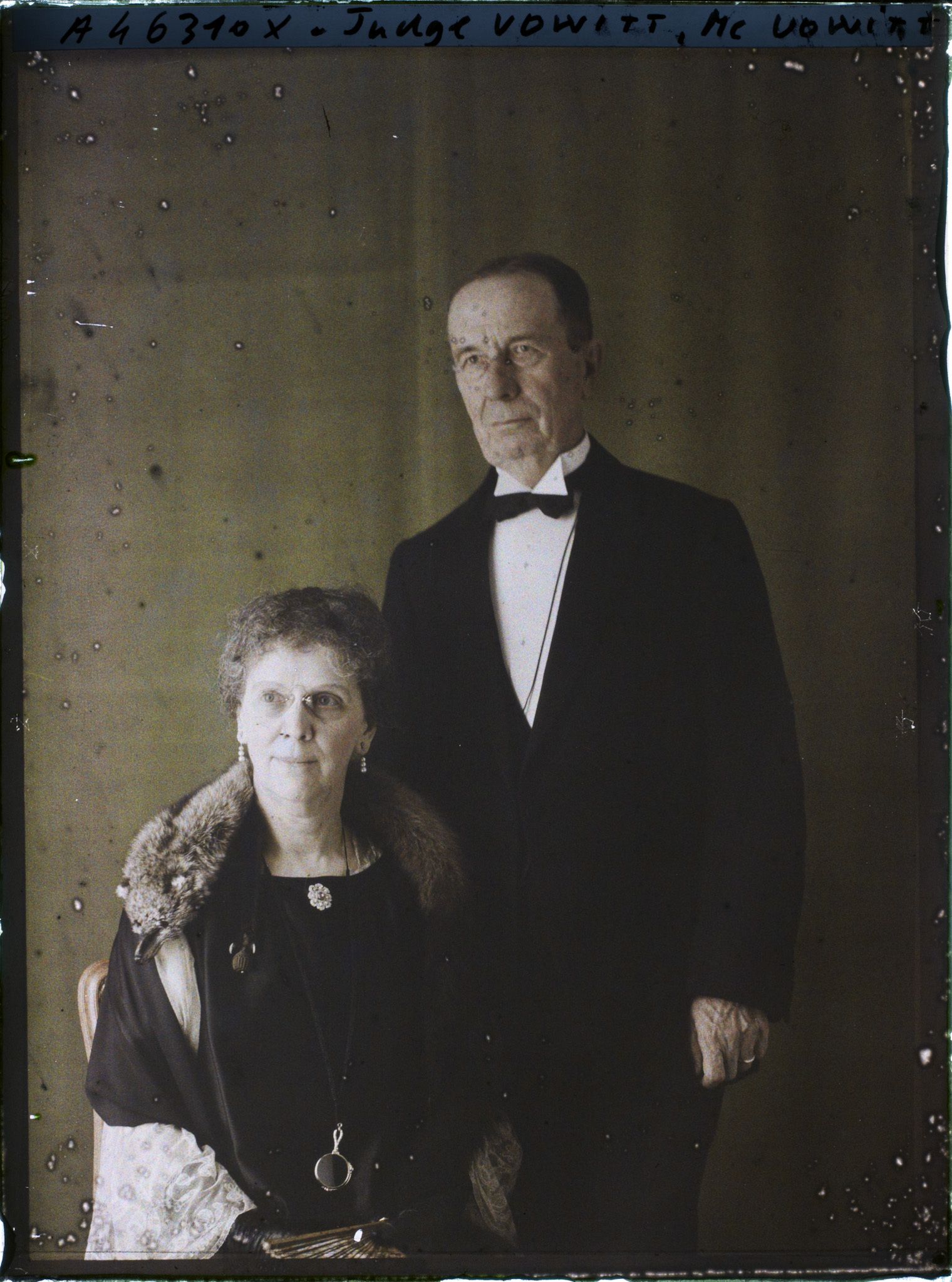 Image représentant Le juge  https://musee-albert-kahn.s-museum.fr/home/NWQ2OTAwYzNmYjZlZTk1ZWQwODJmMjY4L2dlbmVyaWMtbm90aWNlLXRhYi9hdXRob3JpdHkvNjE3YTc5ZjVjZjhiODk2OGIzMzM3ZDIx/5d6900c3fb6ee95ed082f268/generic-notice-tab/authority/617a79ebcf8b8968b33378de Robert S. Uowett et son épouse