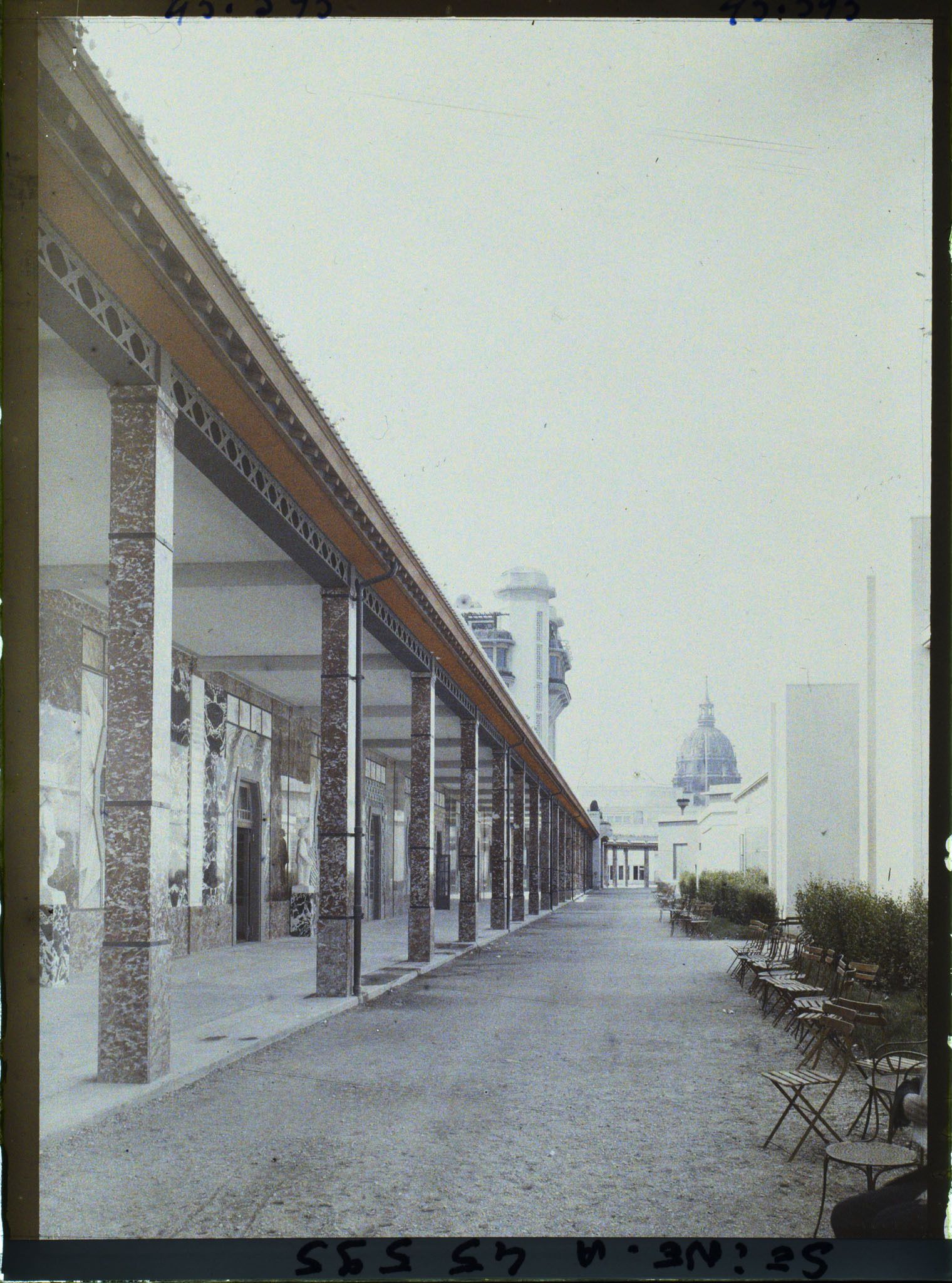 Image représentant L'Exposition des arts décoratifs, Galerie de la section française, entre la Tour de Champagne et la Tour de Paris