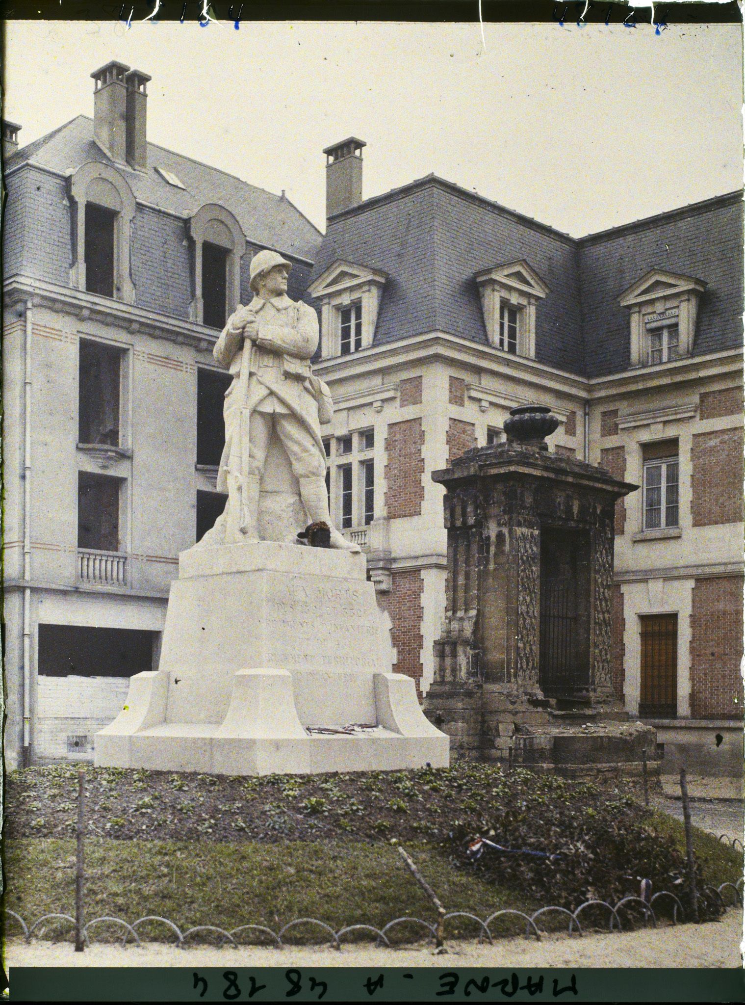 Image représentant France, Reims, Monumt aux Morts 132e, 332e Inf. 46e territorial