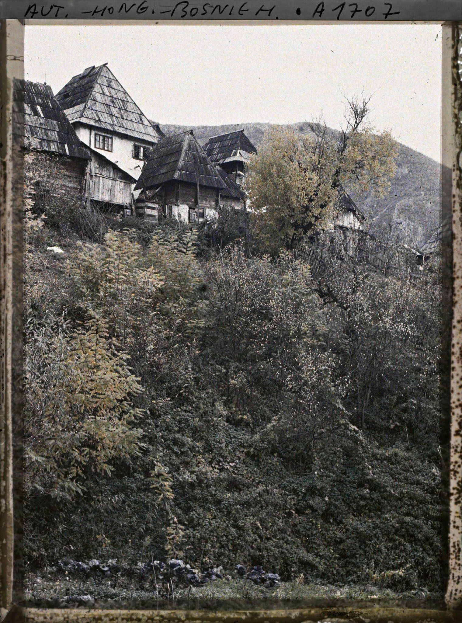 Image représentant Environs de la ville: maisons rustiques et cultures