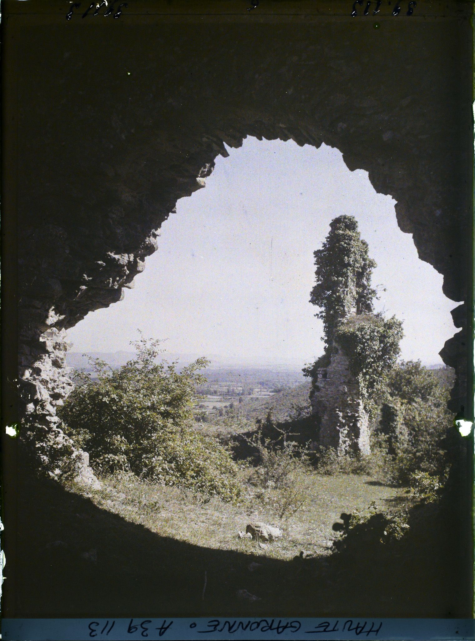 Image représentant France, Montespan Hte Garonne, Vue prise à travers la brèche du Chau de Montespan vers le Nord Est