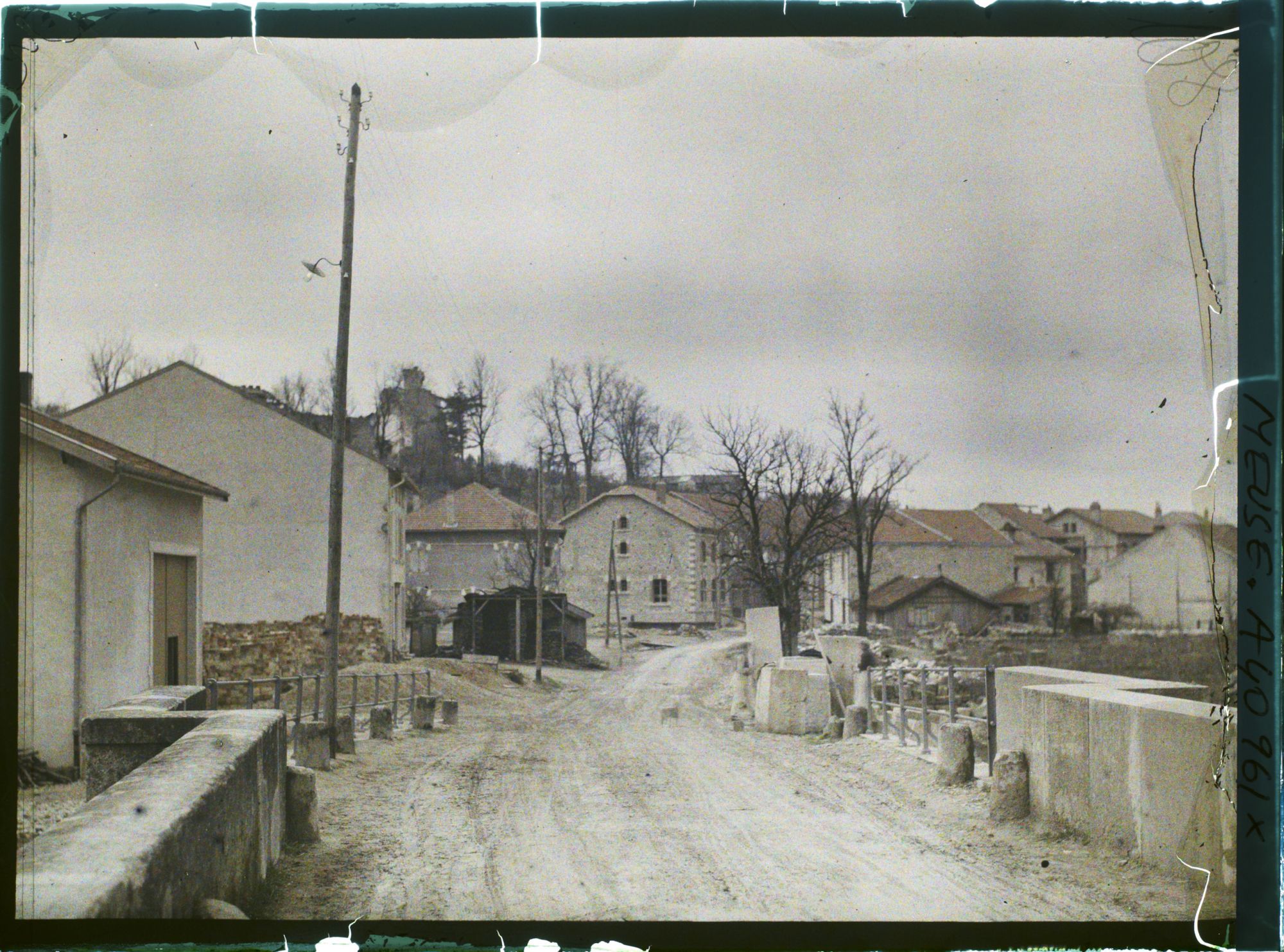 Image représentant France, Aubréville, Entrée d'Aubréville, vue prise du Pont de la Coutance, route de la Coutance
