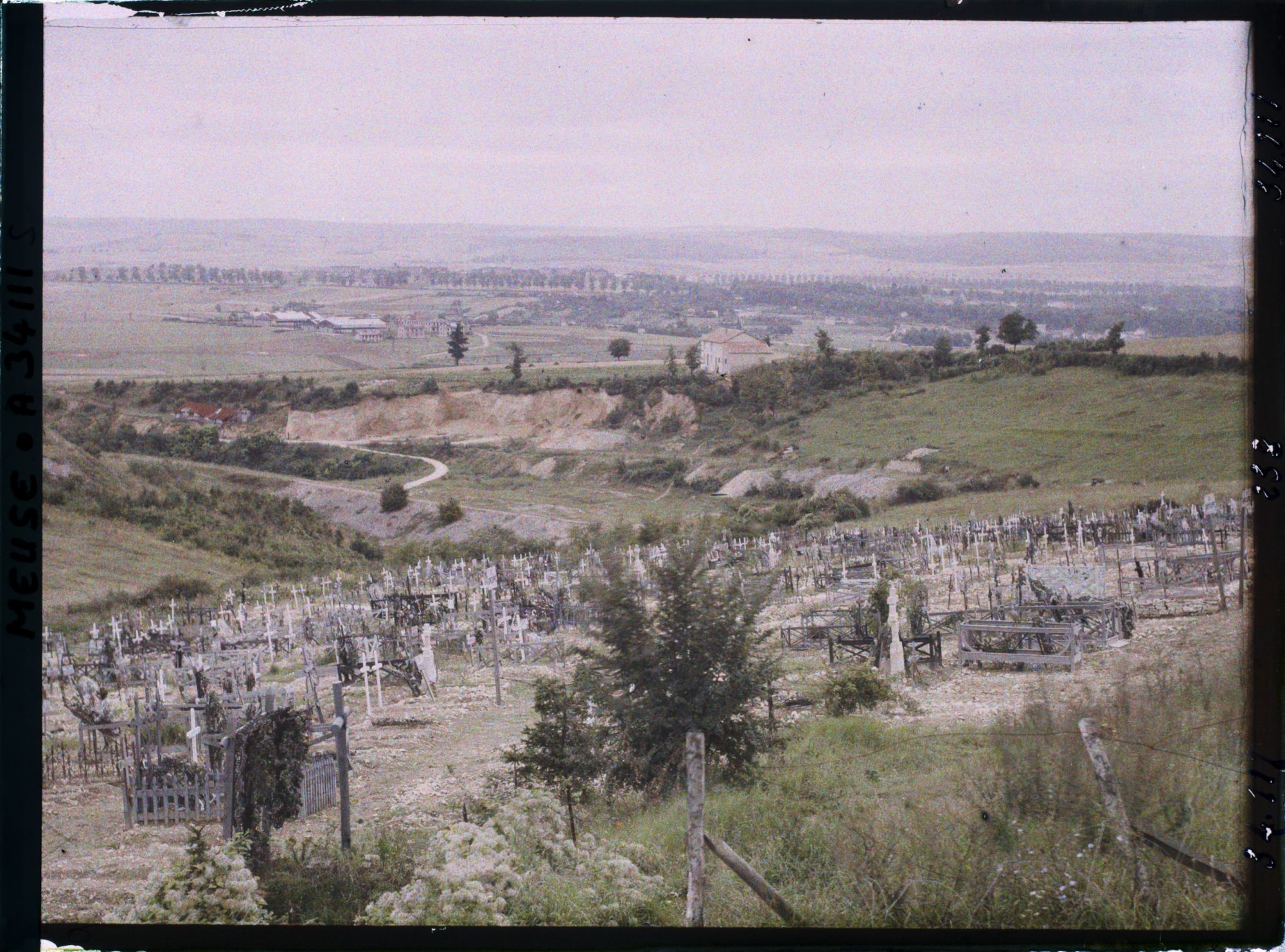 Image représentant France, Verdun, Vue prise des Casernes Marceau vers le Sud Ouest, au fond, à droite Verdun, au 1er plan, le Cimetière