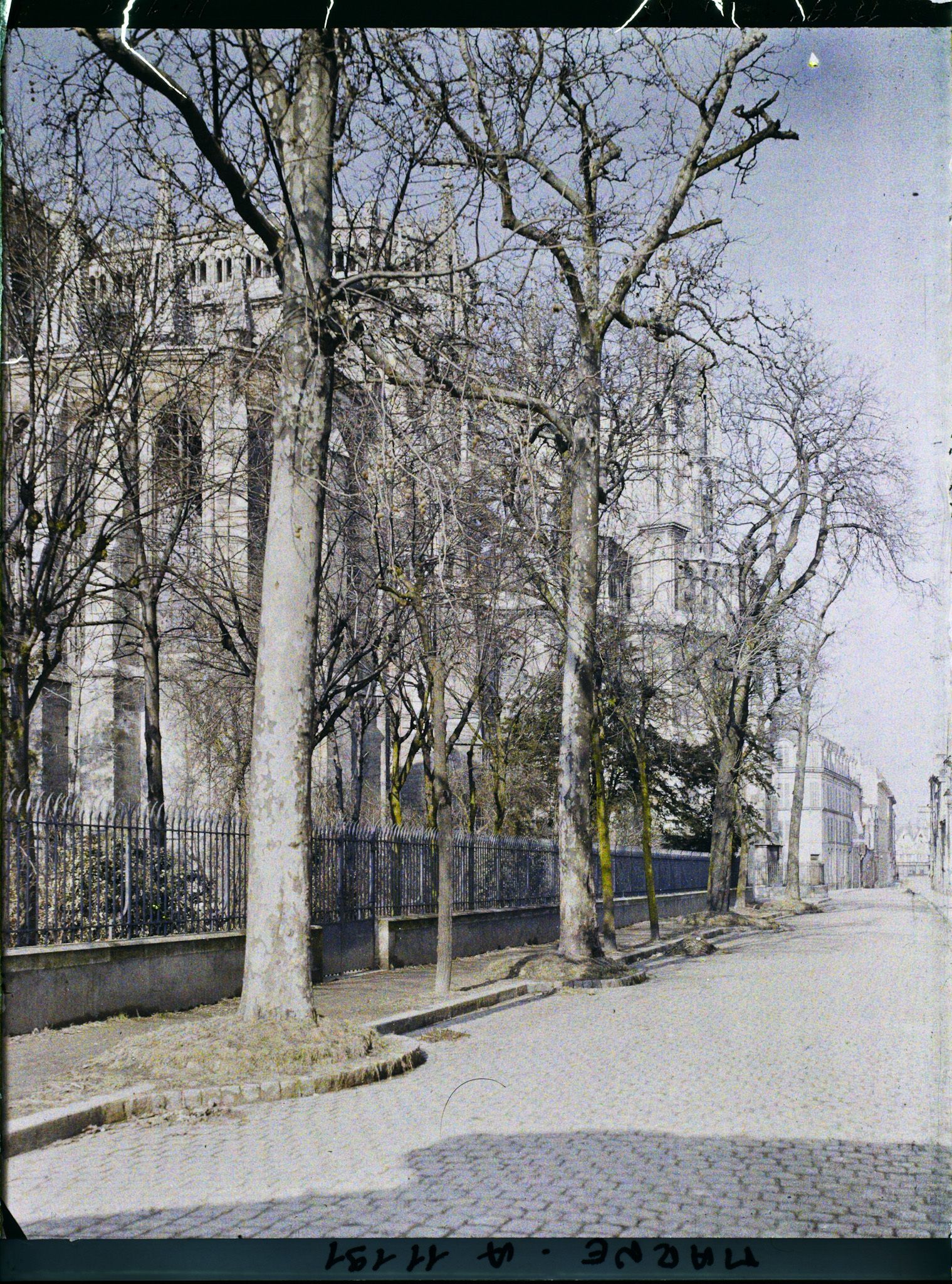 Image représentant L'arrière de la cathédrale, cours Anatole France