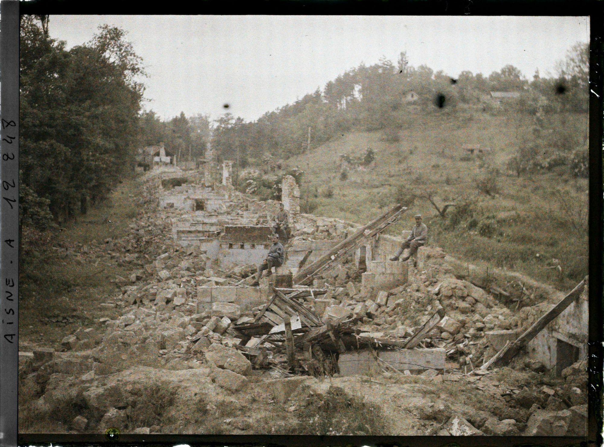 Image représentant Des soldats français dans les ruines de la Verrerie de Vauxrot, hameau proche de Soissons