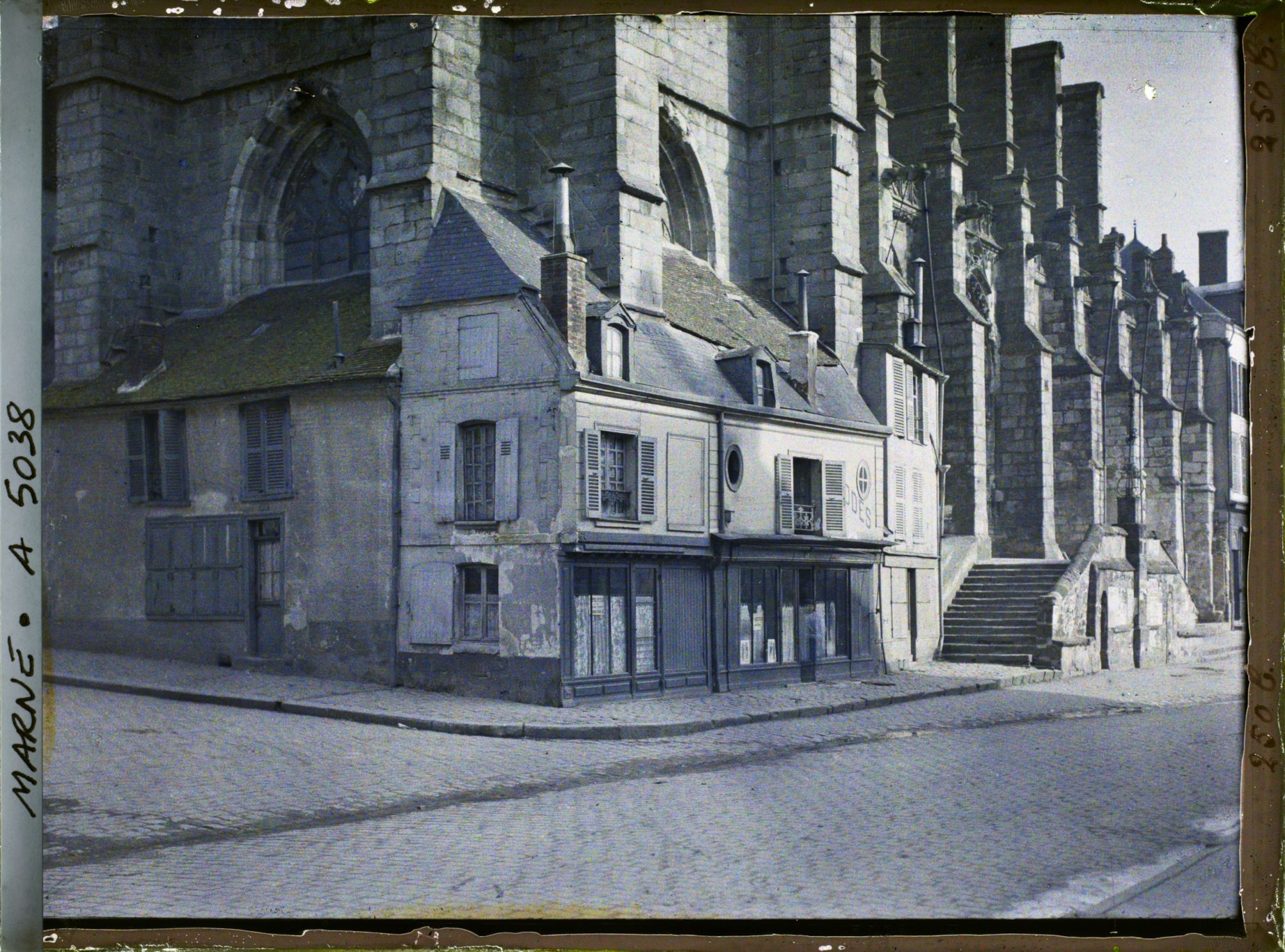 Image représentant Maisons dans les contreforts de l'église Saint-Denis