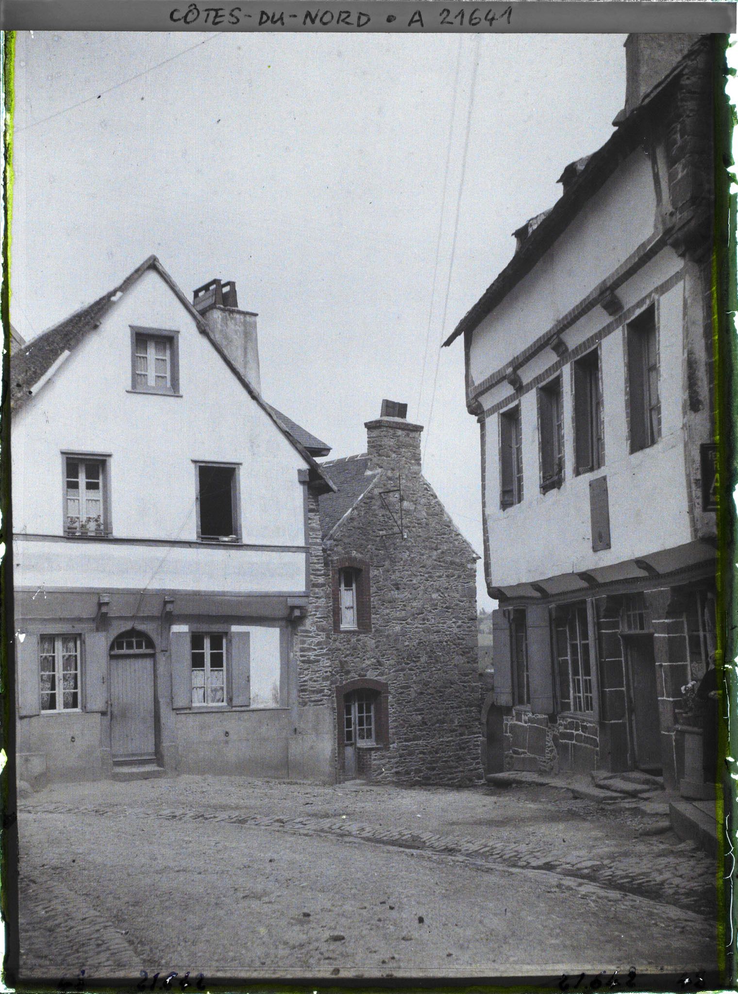 Image représentant La rue Ernest Renan, avec à droite la maison natale d'Ernest Renan