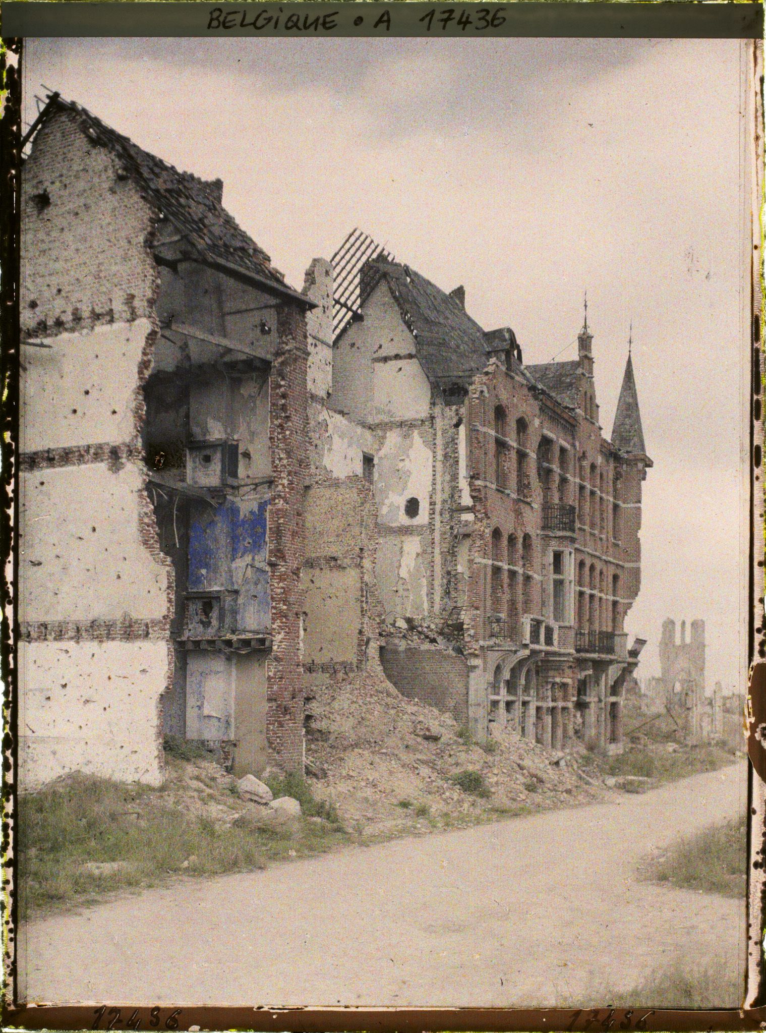 Image représentant Belgique, Ypres, Maison en ruines rue de la Station