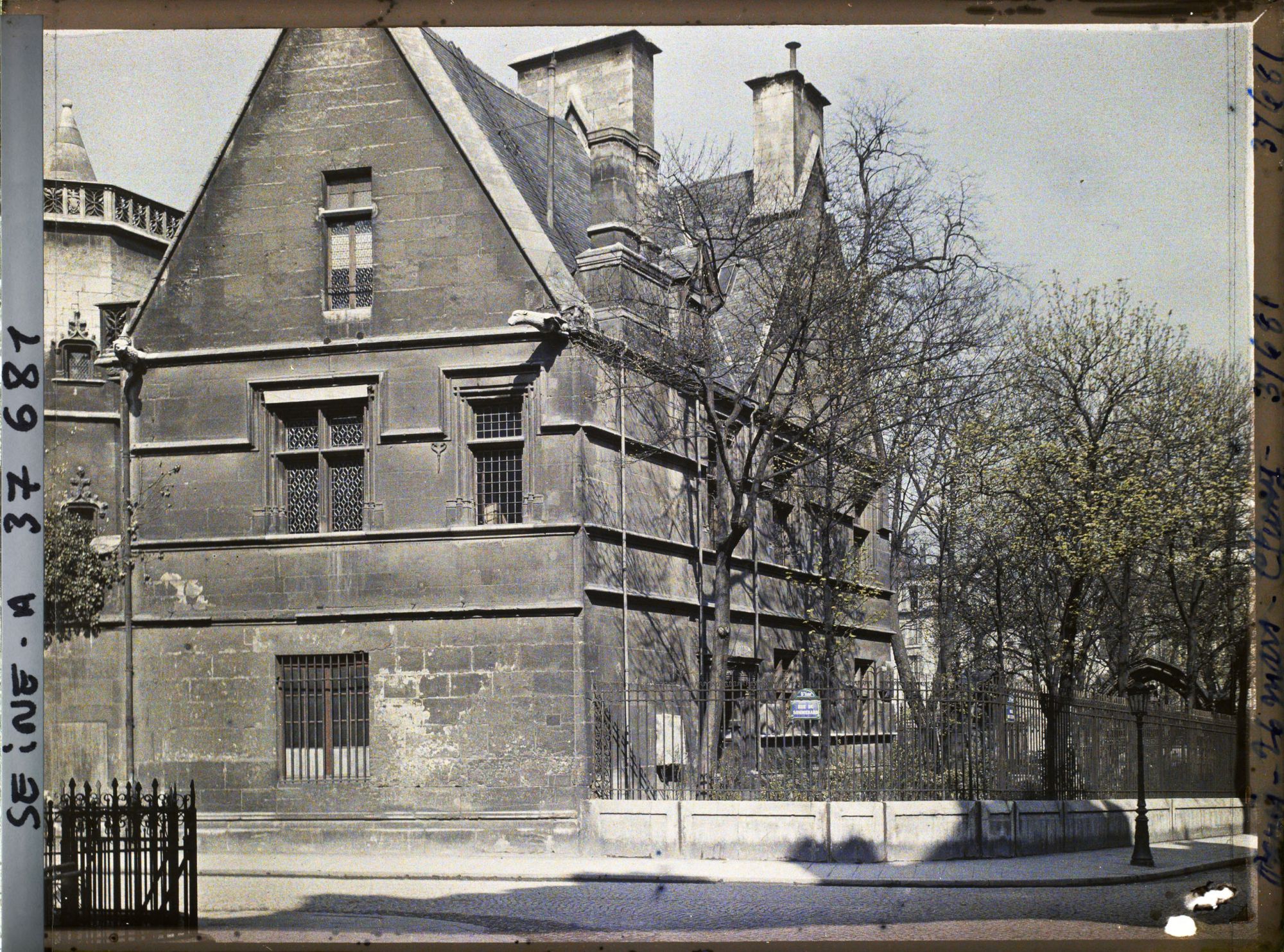 Image représentant Le musée de Cluny rue du Sommerard (actuelle place Paul-Painlevé)