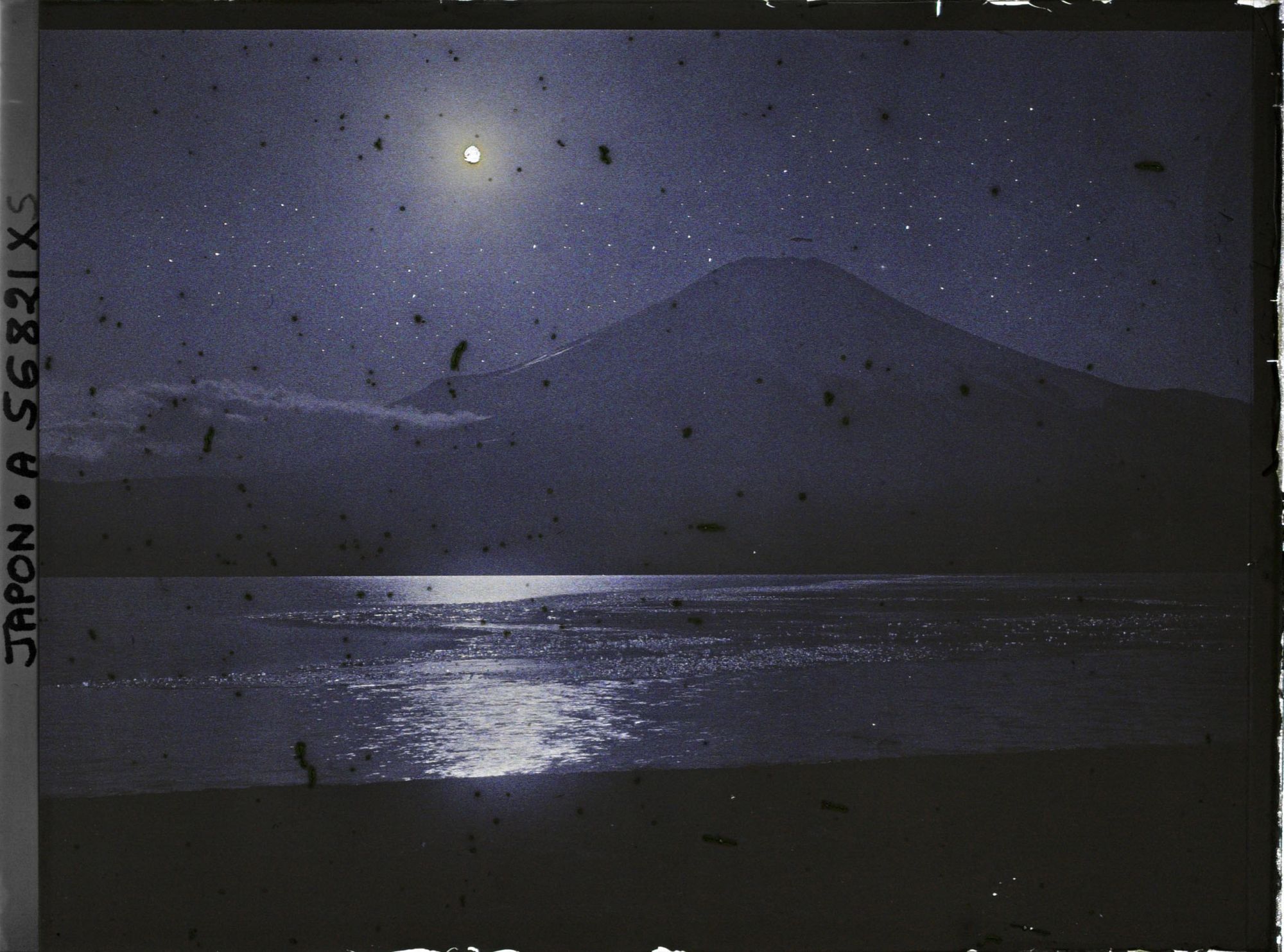 Image représentant Le lac Yamanaka (Yamanaka-ko) et le mont Fuji (Fuji-san)