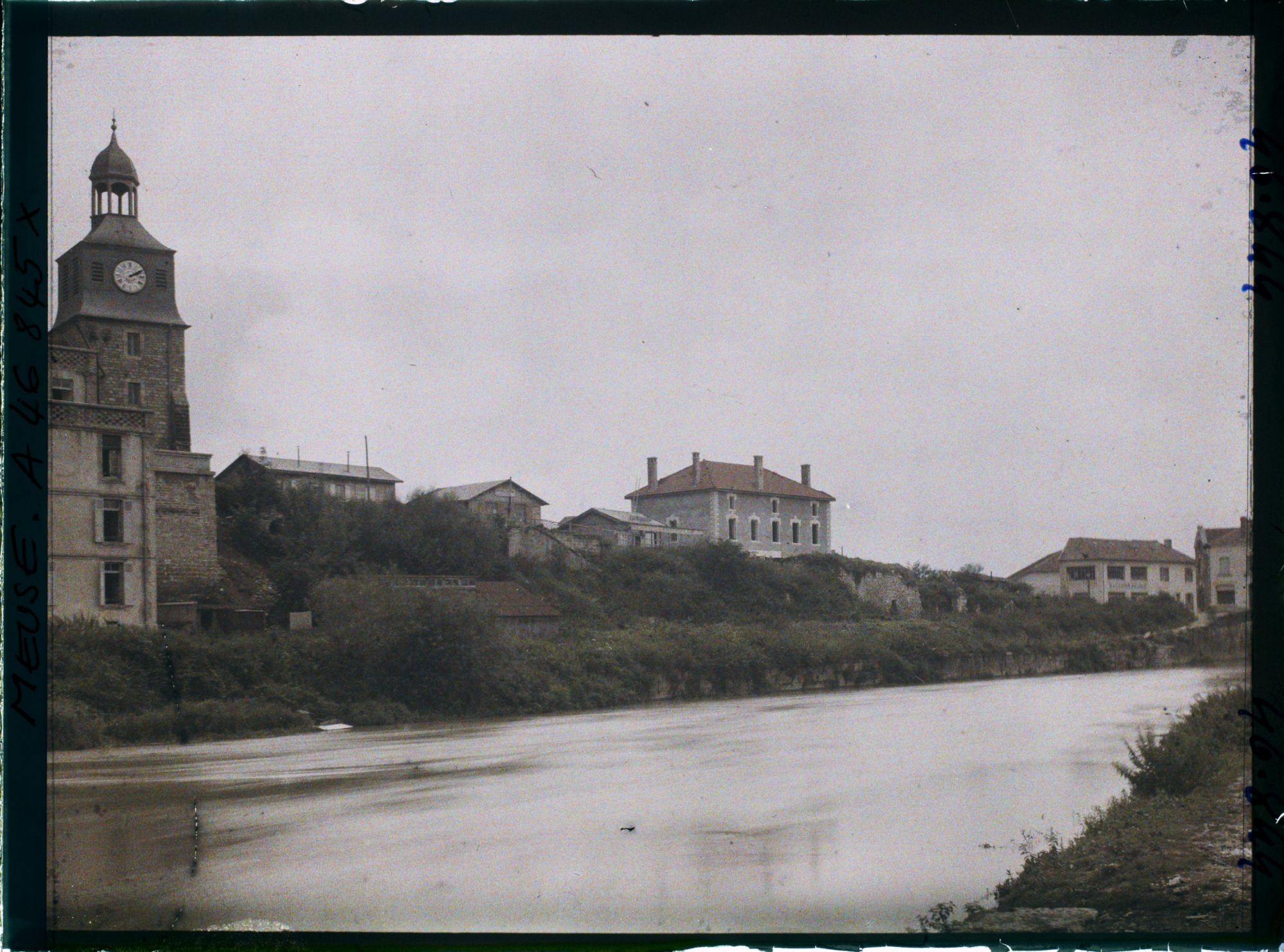 Image représentant France, Varennes (CT) Meuse (1840h), Vue s/ l'Aire et la Tour de l'Horloge