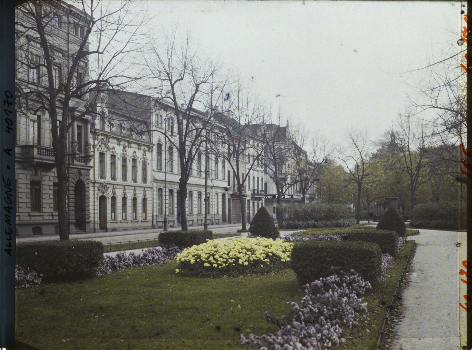 Image représentant Prusse, Crefeld, Une vue sur la promenade de la Gare