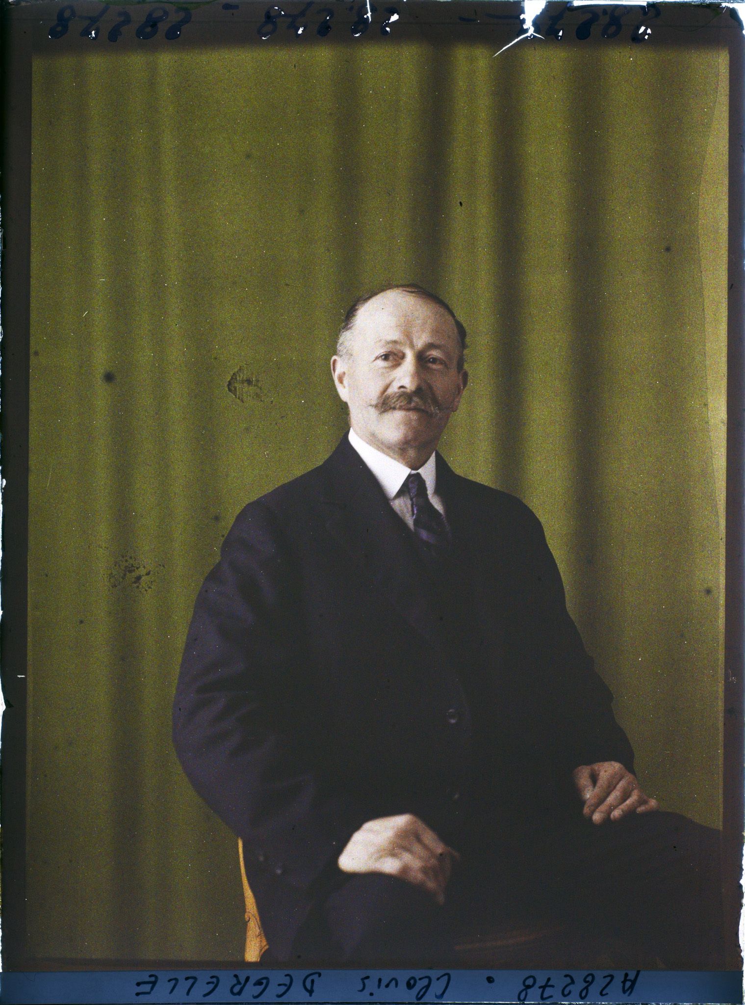 Image représentant Monsieur  https://musee-albert-kahn.s-museum.fr/home/NWQ2OTAwYzNmYjZlZTk1ZWQwODJmMjY4L2dlbmVyaWMtbm90aWNlLXRhYi9hdXRob3JpdHkvNjE3YTc5ZjVjZjhiODk2OGIzMzM3ZDIx/5d6900c3fb6ee95ed082f268/generic-notice-tab/authority/617a79ebcf8b8968b3336ba3 Clovis Degrelle