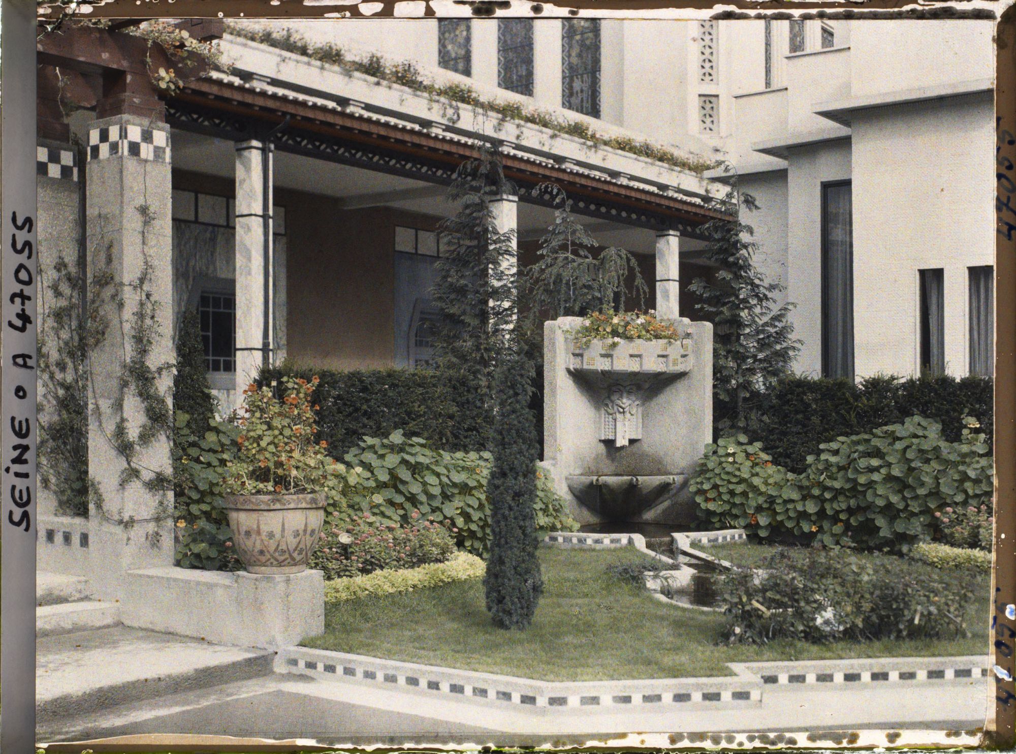 Image représentant L'Exposition des arts décoratifs, le jardin du Pavillon Ruhlmann, de Vacherot et Riousse, sur l'esplanade des Invalides